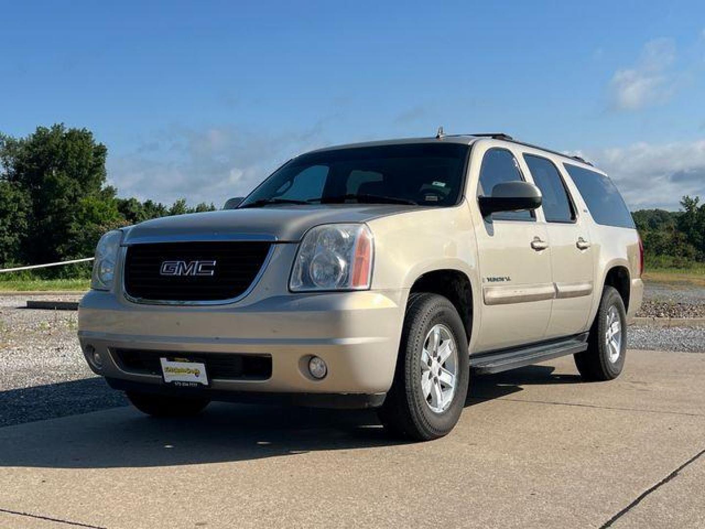 2007 GOLD /Tan GMC YUKON XL 1500 (1GKFK163X7J) with an 5.3L engine, Automatic transmission, located at 2990 Old Orchard Rd., Jackson, MO, 63755, 37.354214, -89.612106 - Photo#10