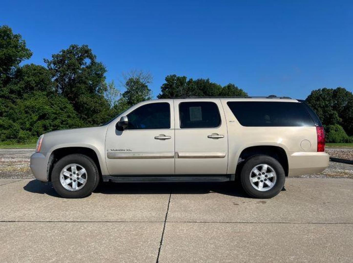 2007 GOLD /Tan GMC YUKON XL 1500 (1GKFK163X7J) with an 5.3L engine, Automatic transmission, located at 2990 Old Orchard Rd., Jackson, MO, 63755, 37.354214, -89.612106 - Photo#11