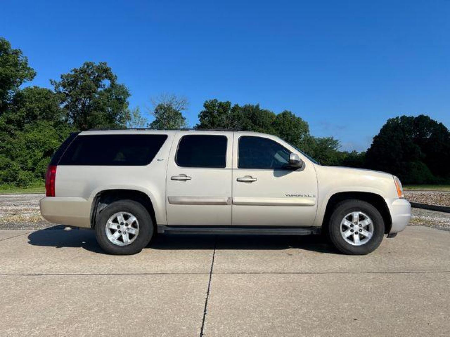 2007 GOLD /Tan GMC YUKON XL 1500 (1GKFK163X7J) with an 5.3L engine, Automatic transmission, located at 2990 Old Orchard Rd., Jackson, MO, 63755, 37.354214, -89.612106 - Photo#12