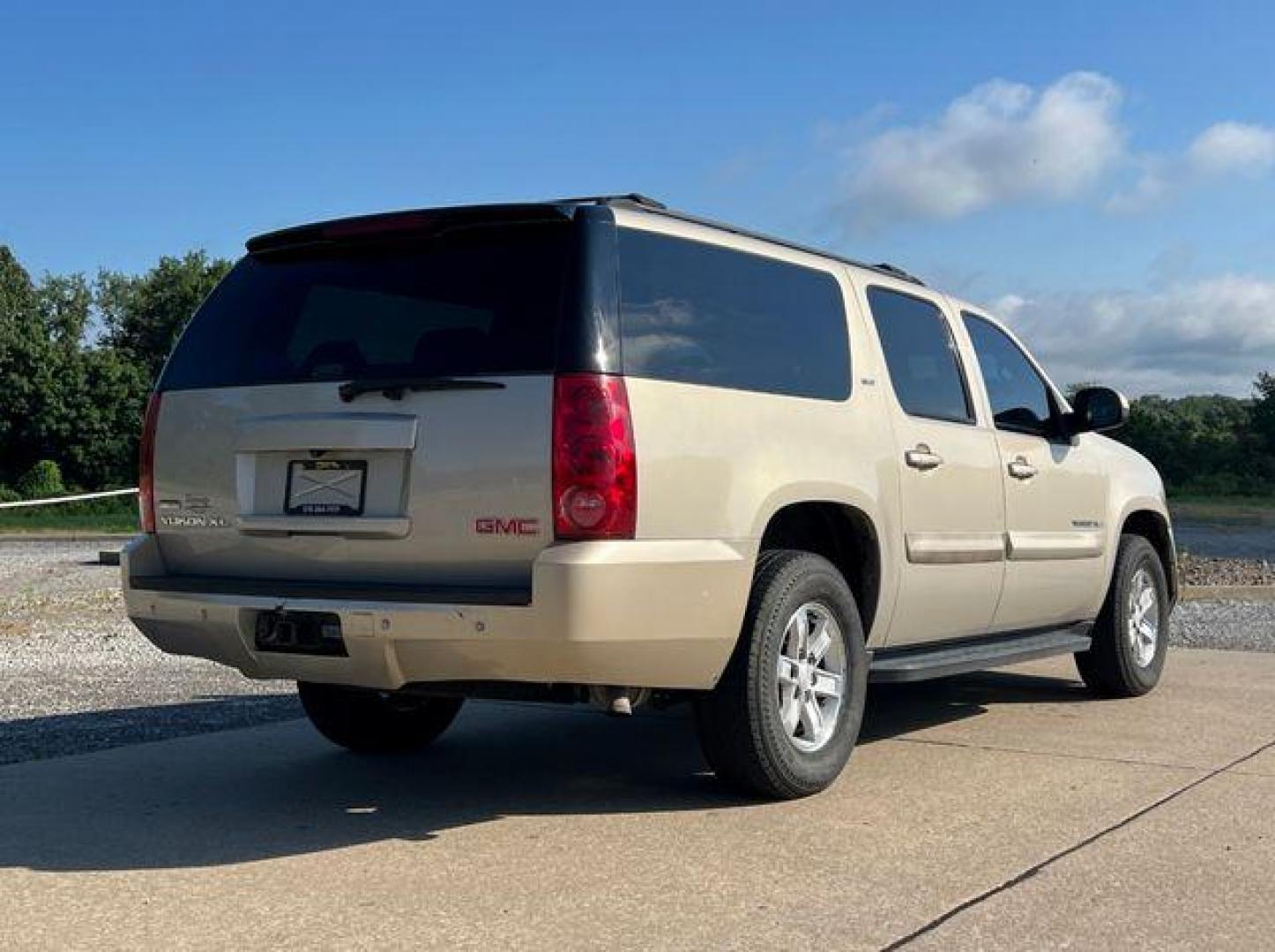 2007 GOLD /Tan GMC YUKON XL 1500 (1GKFK163X7J) with an 5.3L engine, Automatic transmission, located at 2990 Old Orchard Rd., Jackson, MO, 63755, 37.354214, -89.612106 - Photo#13