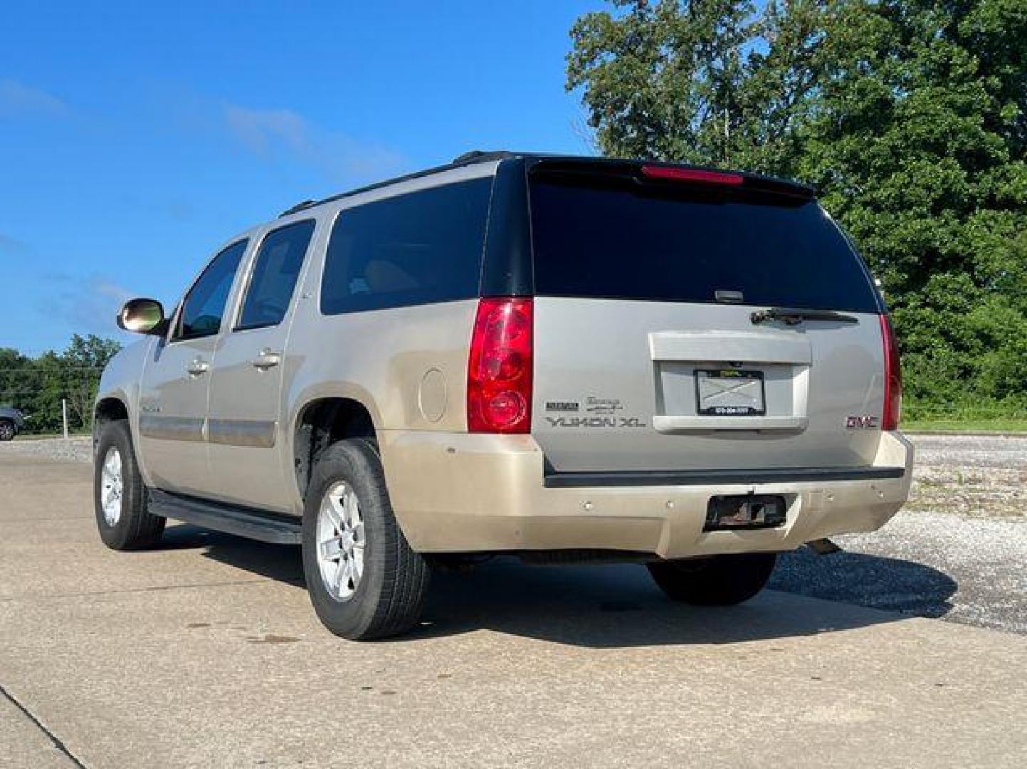 2007 GOLD /Tan GMC YUKON XL 1500 (1GKFK163X7J) with an 5.3L engine, Automatic transmission, located at 2990 Old Orchard Rd., Jackson, MO, 63755, 37.354214, -89.612106 - Photo#14