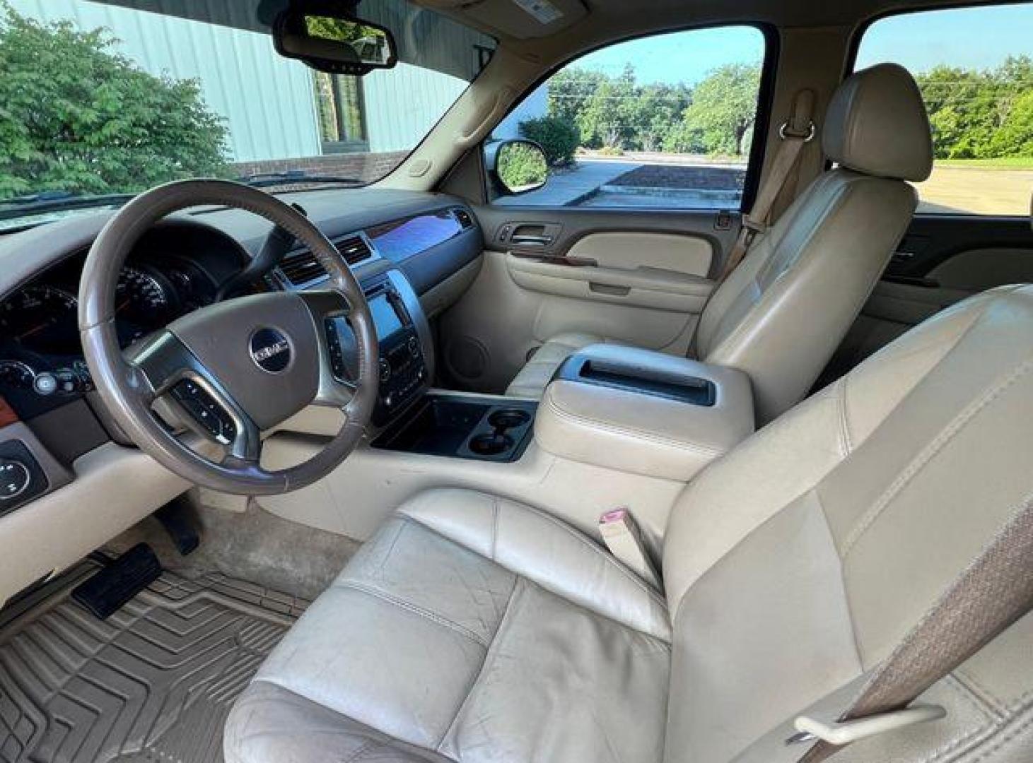 2007 GOLD /Tan GMC YUKON XL 1500 (1GKFK163X7J) with an 5.3L engine, Automatic transmission, located at 2990 Old Orchard Rd., Jackson, MO, 63755, 37.354214, -89.612106 - Photo#18