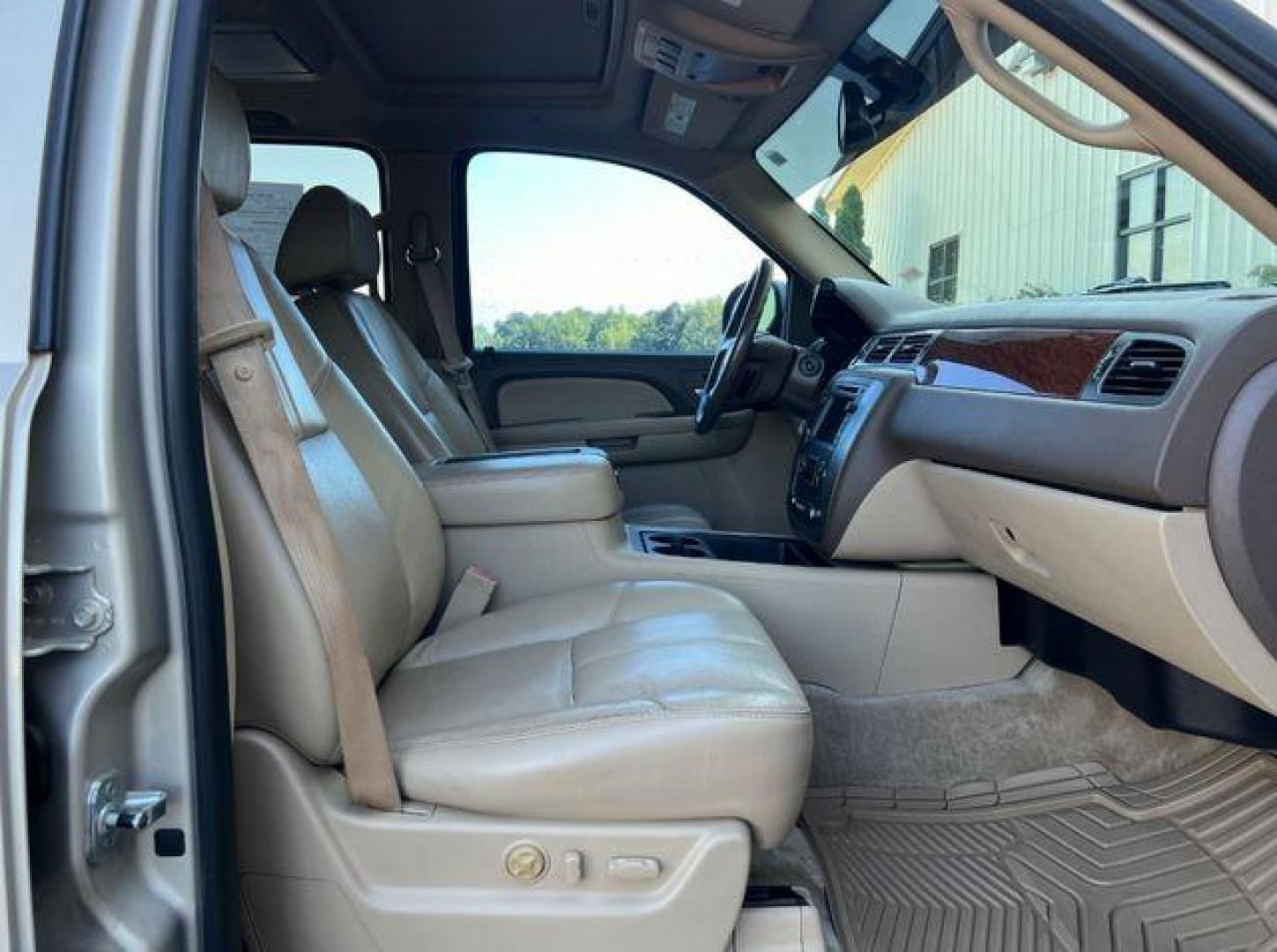 2007 GOLD /Tan GMC YUKON XL 1500 (1GKFK163X7J) with an 5.3L engine, Automatic transmission, located at 2990 Old Orchard Rd., Jackson, MO, 63755, 37.354214, -89.612106 - Photo#22