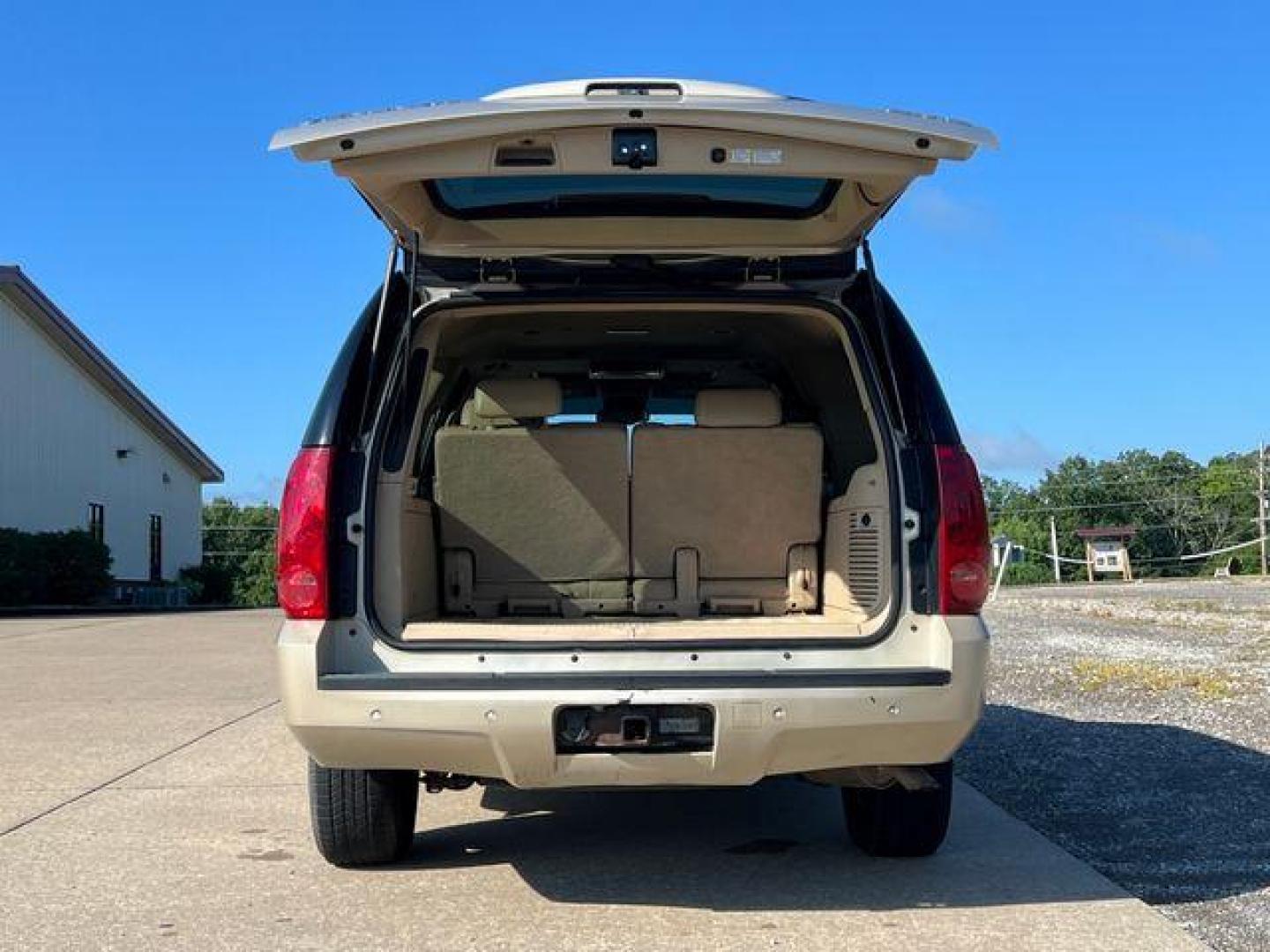 2007 GOLD /Tan GMC YUKON XL 1500 (1GKFK163X7J) with an 5.3L engine, Automatic transmission, located at 2990 Old Orchard Rd., Jackson, MO, 63755, 37.354214, -89.612106 - Photo#26