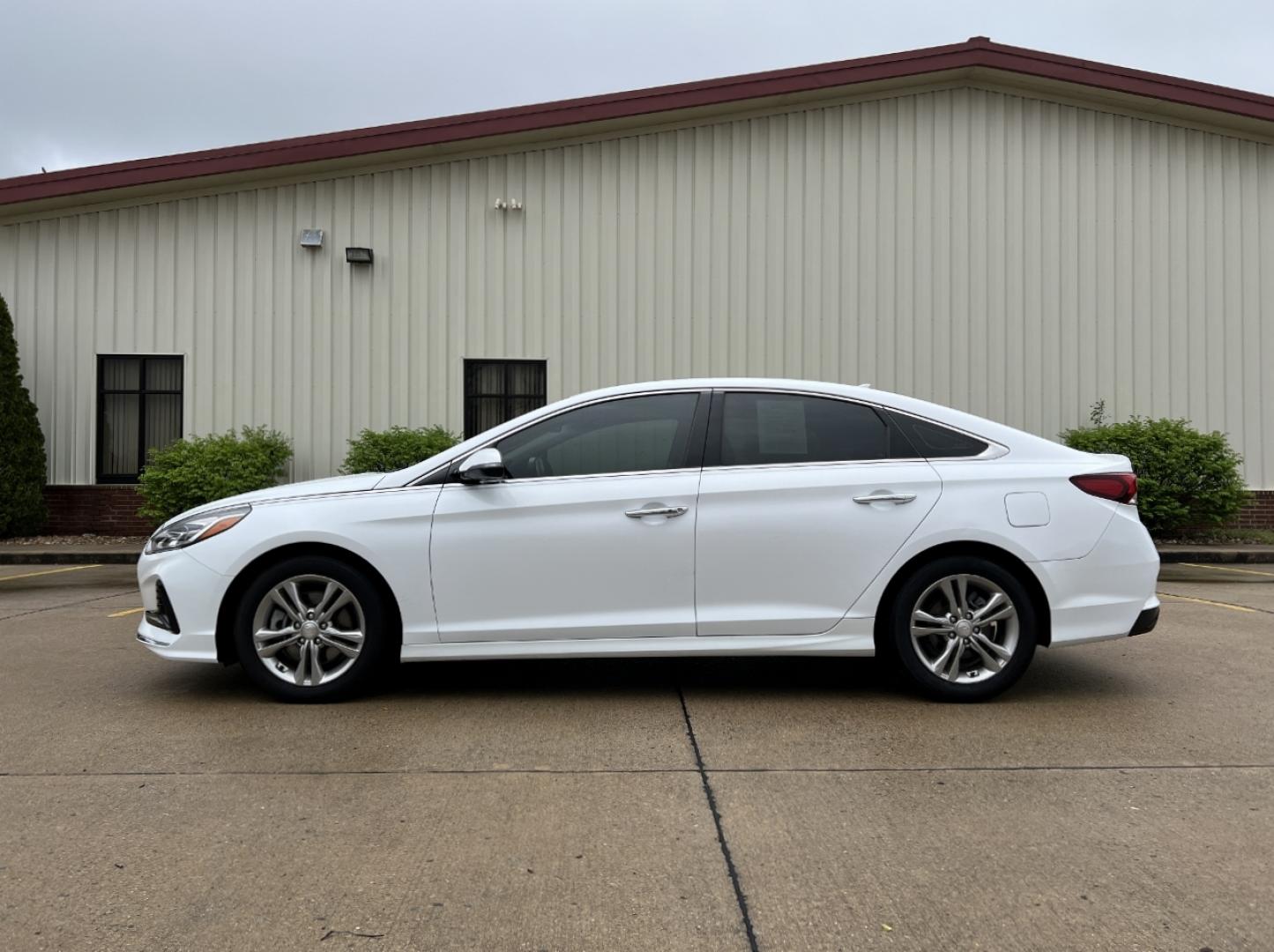 2018 WHITE /Tan HYUNDAI SONATA LIMITED (5NPE34AF0JH) with an 2.4L engine, Automatic transmission, located at 2990 Old Orchard Rd., Jackson, MO, 63755, 37.354214, -89.612106 - Photo#9