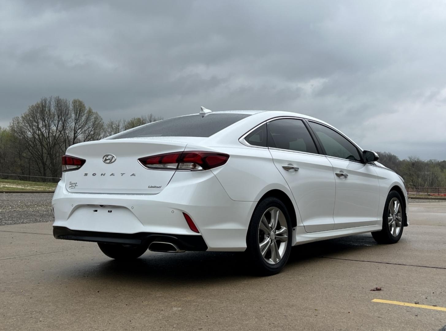 2018 WHITE /Tan HYUNDAI SONATA LIMITED (5NPE34AF0JH) with an 2.4L engine, Automatic transmission, located at 2990 Old Orchard Rd., Jackson, MO, 63755, 37.354214, -89.612106 - Photo#12