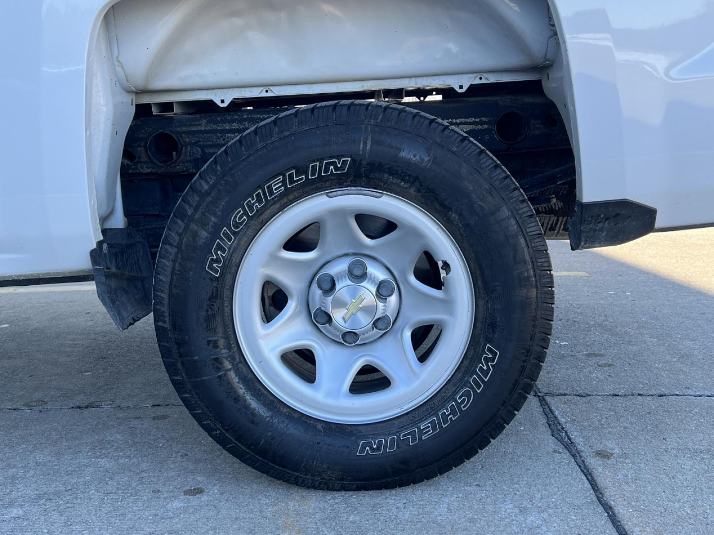 2018 WHITE /Gray Cloth CHEVROLET SILVERADO 1500 WORK TRUCK (1GCNCNEC7JZ) with an 5.3L V8 engine, Automatic transmission, located at 2990 Old Orchard Rd., Jackson, MO, 63755, 37.354214, -89.612106 - 2018 Chevrolet Silverado 1500 Work Truck 103xxx miles Rear Wheel Drive 5.3L V8 Automatic Backup Camera Bluetooth Cruise Power Windows/Locks/Mirrors We have financing available and we accept trades! Fill out a credit application on our website or come by today! If you have any questions, gi - Photo#29