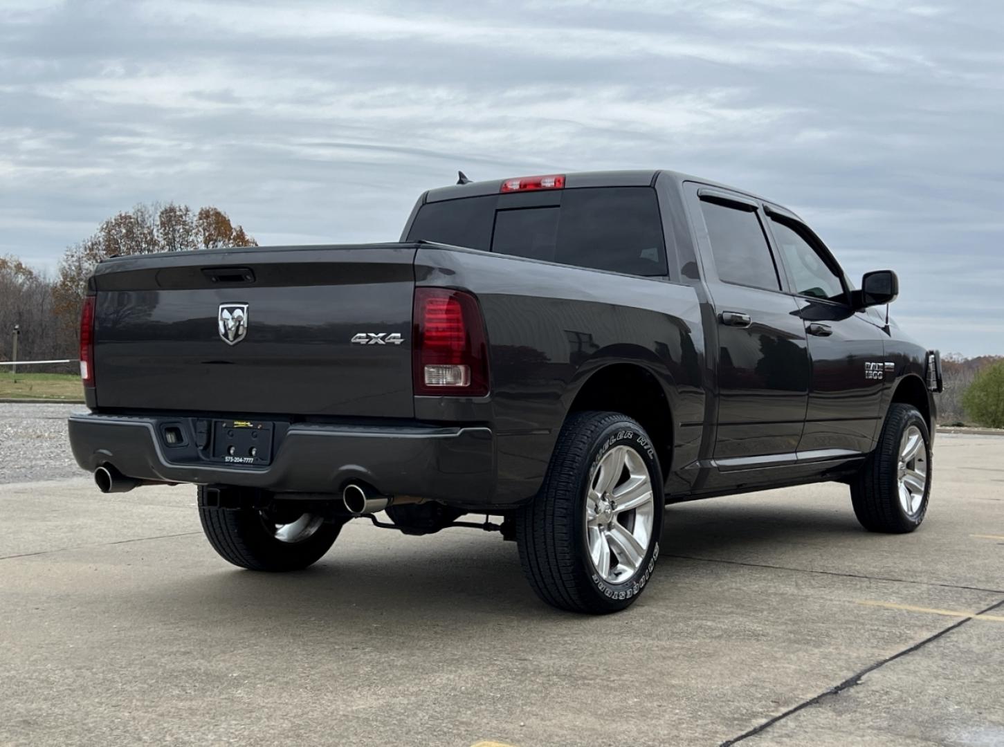 2015 GRAY /Black Leather/Cloth RAM 1500 SPORT (1C6RR7MT7FS) with an 5.7L engine, Automatic transmission, located at 2990 Old Orchard Rd., Jackson, MO, 63755, 37.354214, -89.612106 - Photo#11