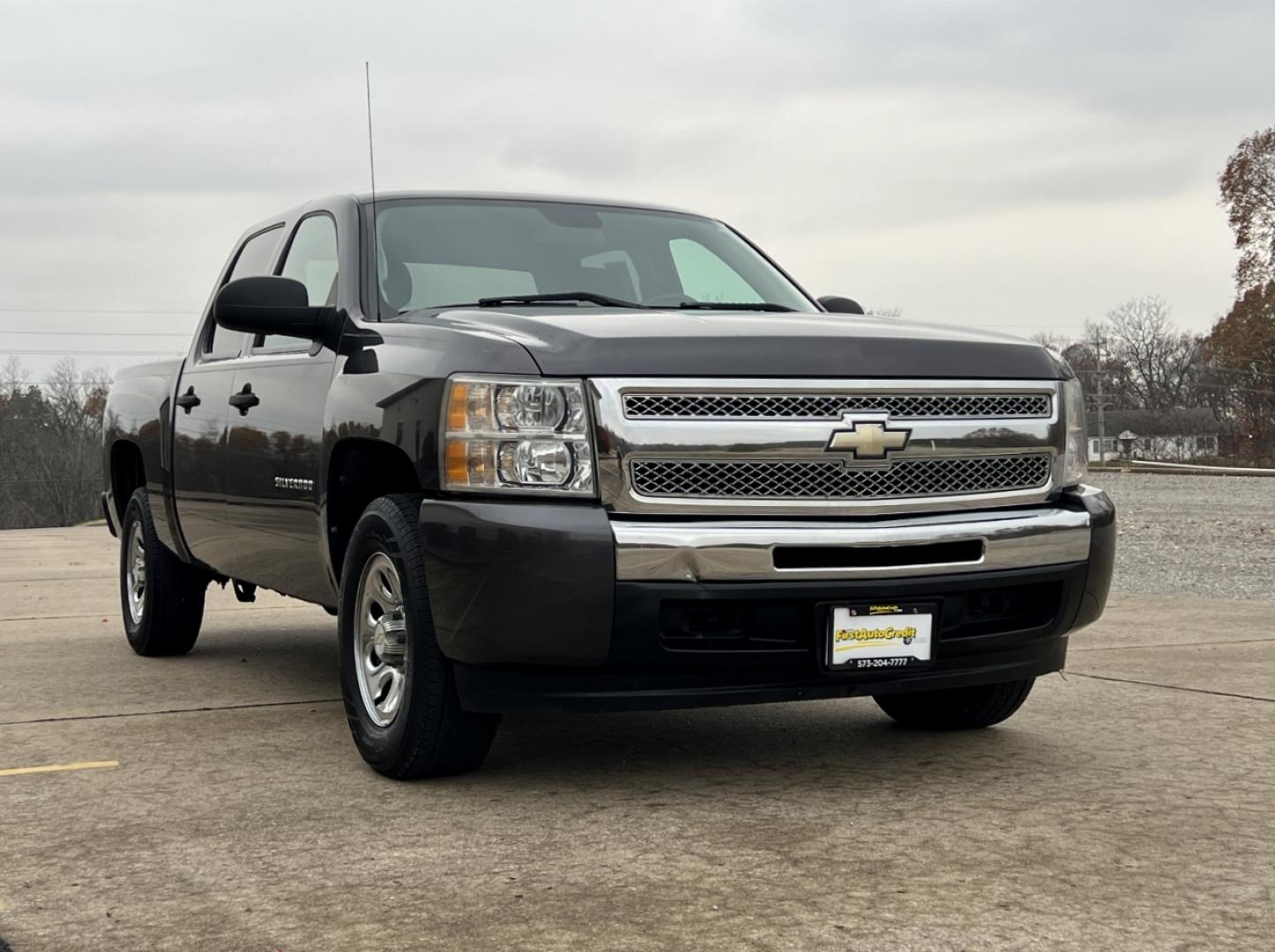 2011 GRAY /Black Cloth CHEVROLET SILVERADO 1500 LT (3GCPCSEA8BG) with an 4.8L engine, Automatic transmission, located at 2990 Old Orchard Rd., Jackson, MO, 63755, 37.354214, -89.612106 - Photo#0