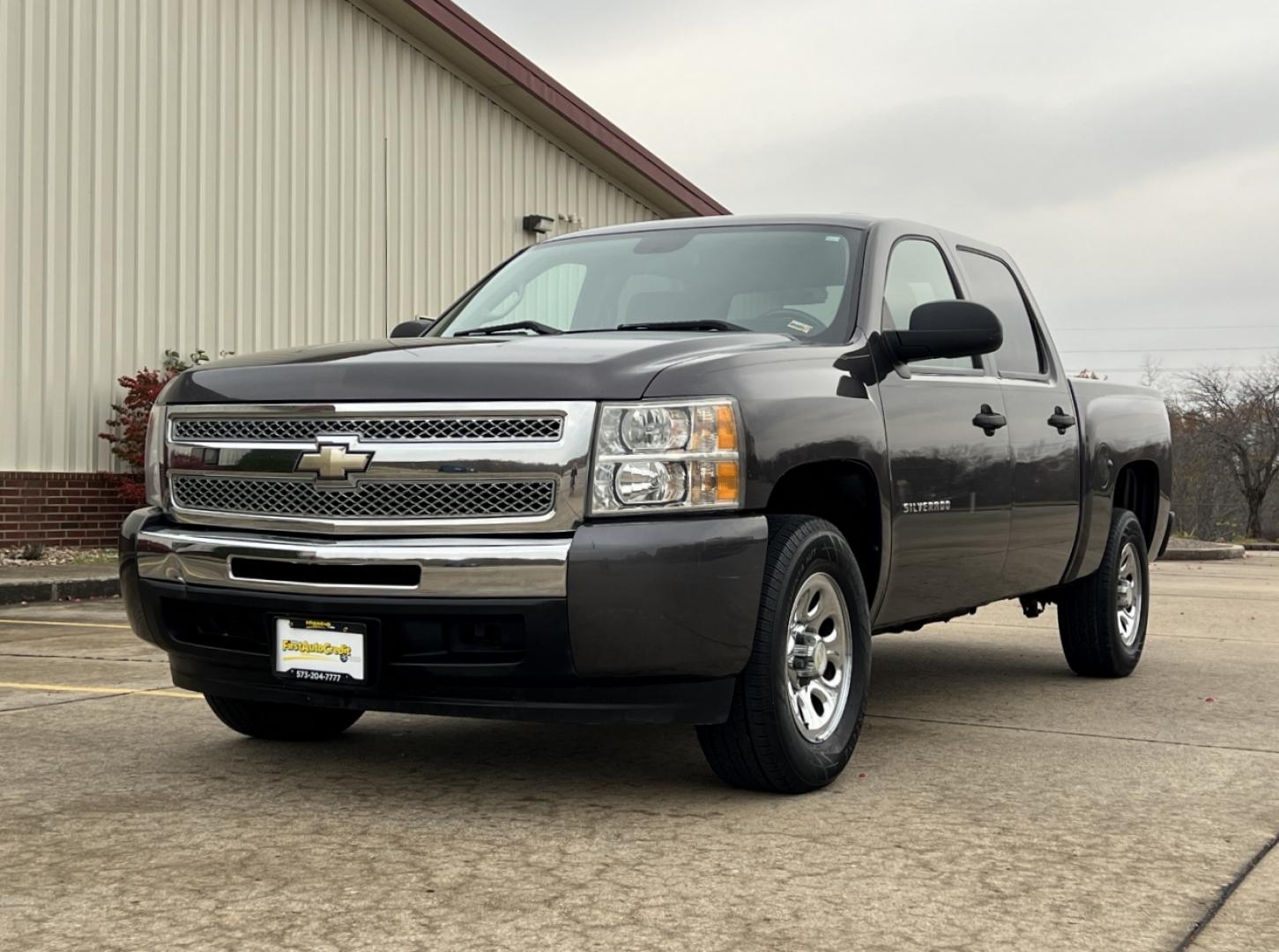 2011 GRAY /Black Cloth CHEVROLET SILVERADO 1500 LT (3GCPCSEA8BG) with an 4.8L engine, Automatic transmission, located at 2990 Old Orchard Rd., Jackson, MO, 63755, 37.354214, -89.612106 - Photo#2