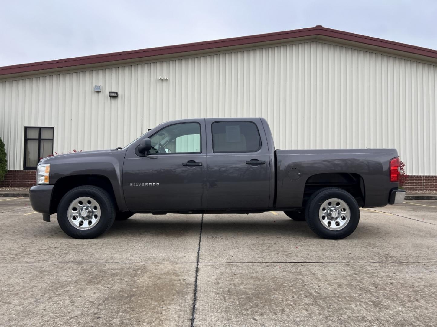 2011 GRAY /Black Cloth CHEVROLET SILVERADO 1500 LT (3GCPCSEA8BG) with an 4.8L engine, Automatic transmission, located at 2990 Old Orchard Rd., Jackson, MO, 63755, 37.354214, -89.612106 - Photo#3