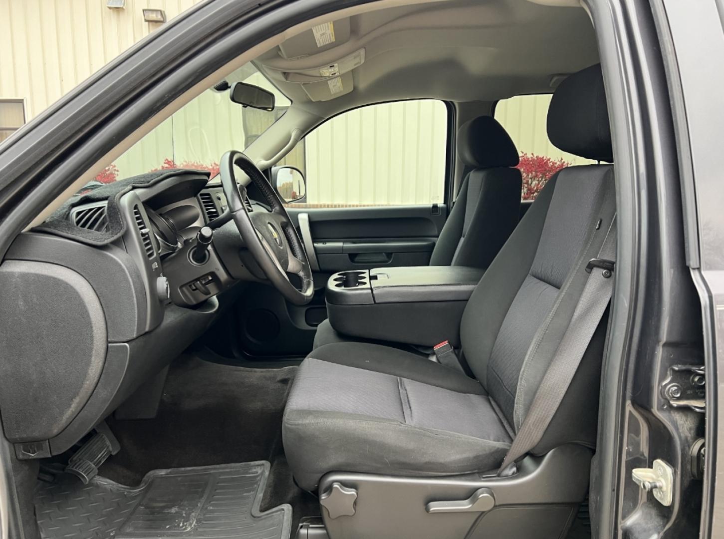 2011 GRAY /Black Cloth CHEVROLET SILVERADO 1500 LT (3GCPCSEA8BG) with an 4.8L engine, Automatic transmission, located at 2990 Old Orchard Rd., Jackson, MO, 63755, 37.354214, -89.612106 - Photo#10