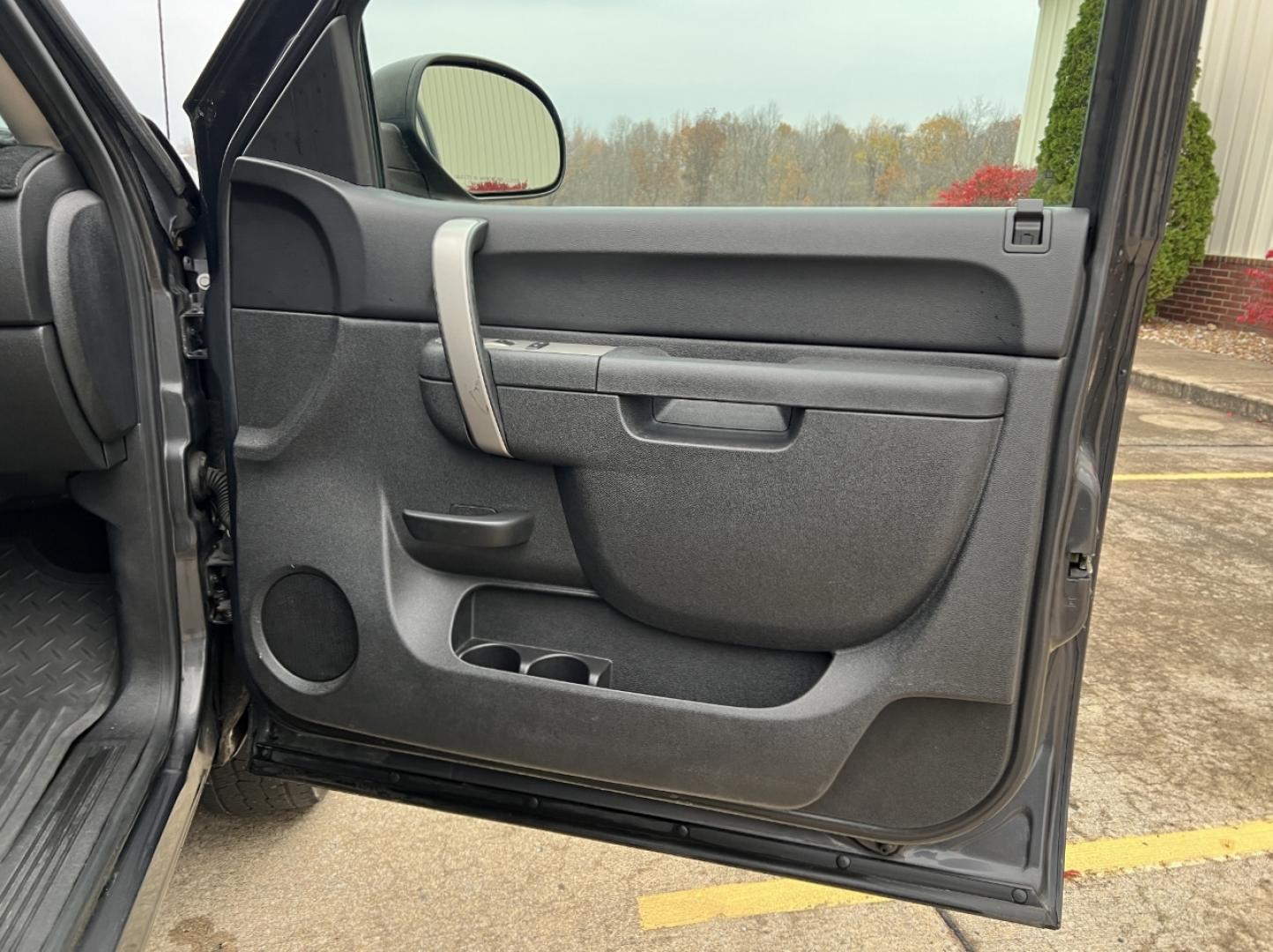 2011 GRAY /Black Cloth CHEVROLET SILVERADO 1500 LT (3GCPCSEA8BG) with an 4.8L engine, Automatic transmission, located at 2990 Old Orchard Rd., Jackson, MO, 63755, 37.354214, -89.612106 - Photo#11