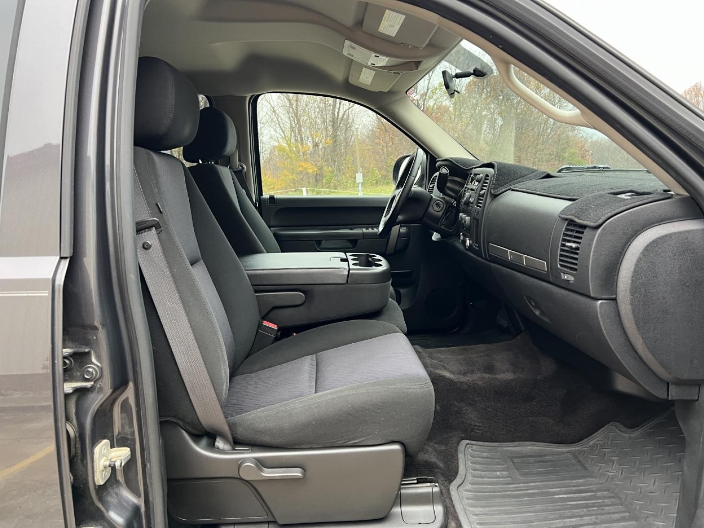 2011 GRAY /Black Cloth CHEVROLET SILVERADO 1500 LT (3GCPCSEA8BG) with an 4.8L engine, Automatic transmission, located at 2990 Old Orchard Rd., Jackson, MO, 63755, 37.354214, -89.612106 - Photo#12