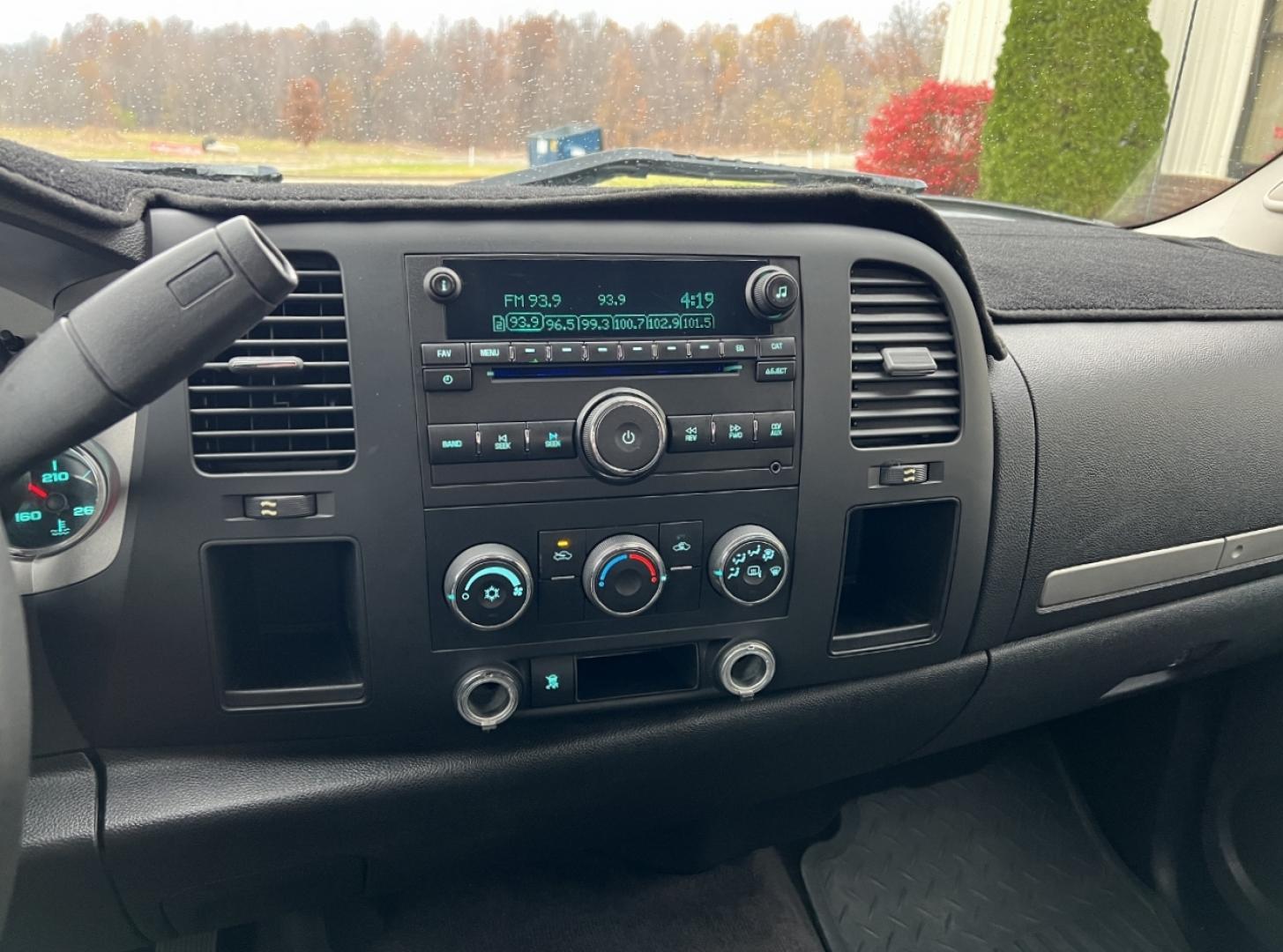 2011 GRAY /Black Cloth CHEVROLET SILVERADO 1500 LT (3GCPCSEA8BG) with an 4.8L engine, Automatic transmission, located at 2990 Old Orchard Rd., Jackson, MO, 63755, 37.354214, -89.612106 - Photo#19