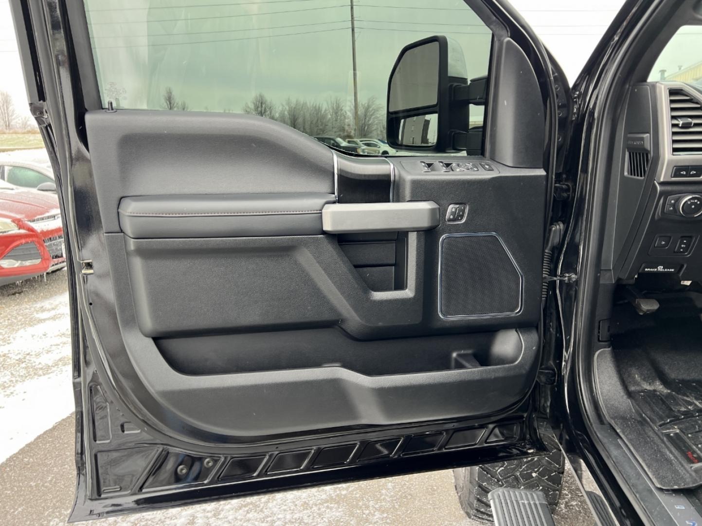 2019 BLACK /Black Leather FORD F250 SUPER DUTY PLATINUM (1FT7W2BTXKE) with an 6.7L V8 Power Stroke Turbo Diesel engine, Automatic transmission, located at 2990 Old Orchard Rd., Jackson, MO, 63755, 37.354214, -89.612106 - 2019 Ford F-250 Super Duty Platinum Local 1-Owner 52xxx miles 4x4 6.7L V8 Power Stroke Turbo Diesel Automatic Navigation Backup Camera Power/Heated/Cooled Seats Heated Rear Seats Sunroof Power Running Boards 22" Wheels Bluetooth Remote Start Cruise Power Windows/Locks/Mirrors We hav - Photo#17