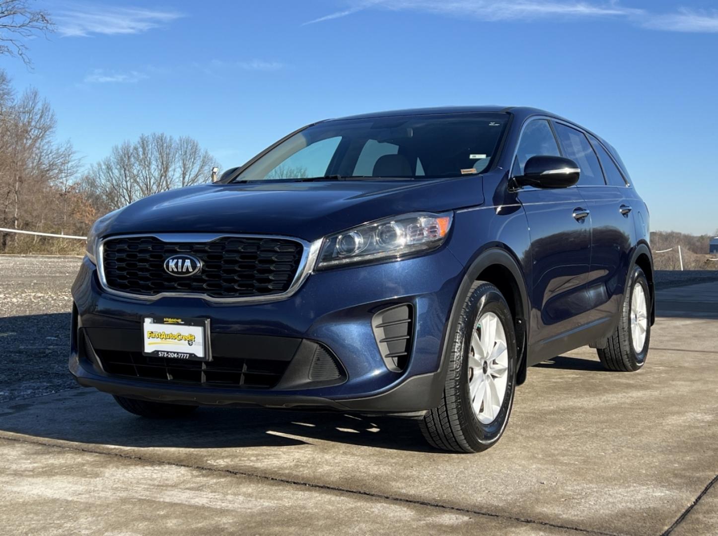 2019 NAVY /Tan Cloth KIA SORENTO LX (5XYPG4A34KG) with an 2.4L 4 Cyl. engine, Automatic transmission, located at 2990 Old Orchard Rd., Jackson, MO, 63755, 37.354214, -89.612106 - 2019 Kia Sorento LX 123xxx miles Front Wheel Drive 2.4L 4 Cyl. Automatic 3rd Row Backup Camera Bluetooth Cruise Power Windows/Locks/Mirrors We have financing available and we accept trades! Fill out a credit application on our website or come by today! If you have any questions, give us a - Photo#3