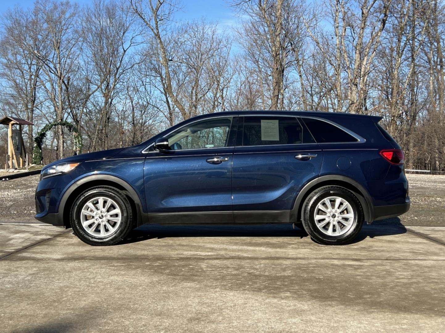 2019 NAVY /Tan Cloth KIA SORENTO LX (5XYPG4A34KG) with an 2.4L 4 Cyl. engine, Automatic transmission, located at 2990 Old Orchard Rd., Jackson, MO, 63755, 37.354214, -89.612106 - 2019 Kia Sorento LX 123xxx miles Front Wheel Drive 2.4L 4 Cyl. Automatic 3rd Row Backup Camera Bluetooth Cruise Power Windows/Locks/Mirrors We have financing available and we accept trades! Fill out a credit application on our website or come by today! If you have any questions, give us a - Photo#4