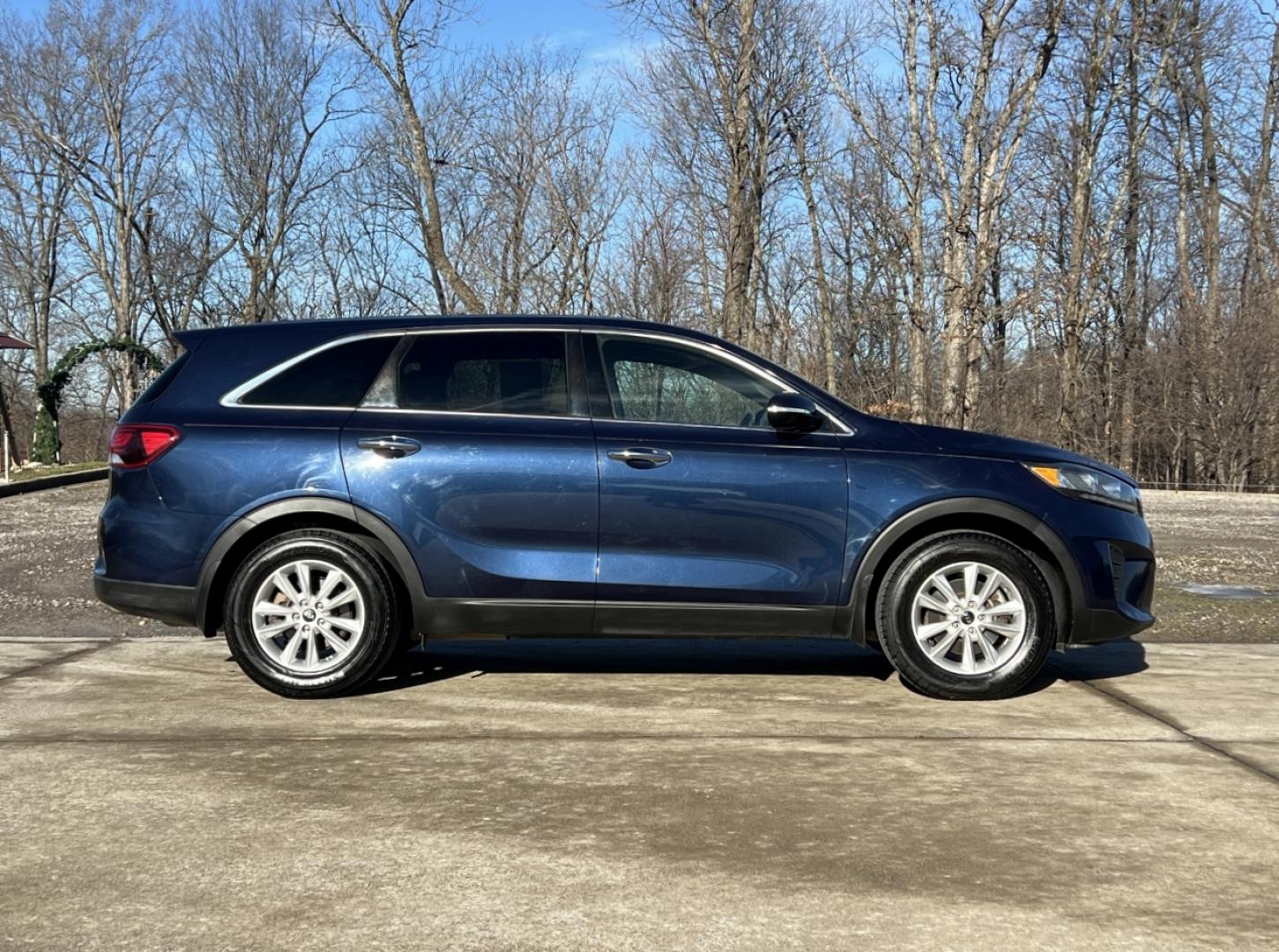 2019 NAVY /Tan Cloth KIA SORENTO LX (5XYPG4A34KG) with an 2.4L 4 Cyl. engine, Automatic transmission, located at 2990 Old Orchard Rd., Jackson, MO, 63755, 37.354214, -89.612106 - 2019 Kia Sorento LX 123xxx miles Front Wheel Drive 2.4L 4 Cyl. Automatic 3rd Row Backup Camera Bluetooth Cruise Power Windows/Locks/Mirrors We have financing available and we accept trades! Fill out a credit application on our website or come by today! If you have any questions, give us a - Photo#5