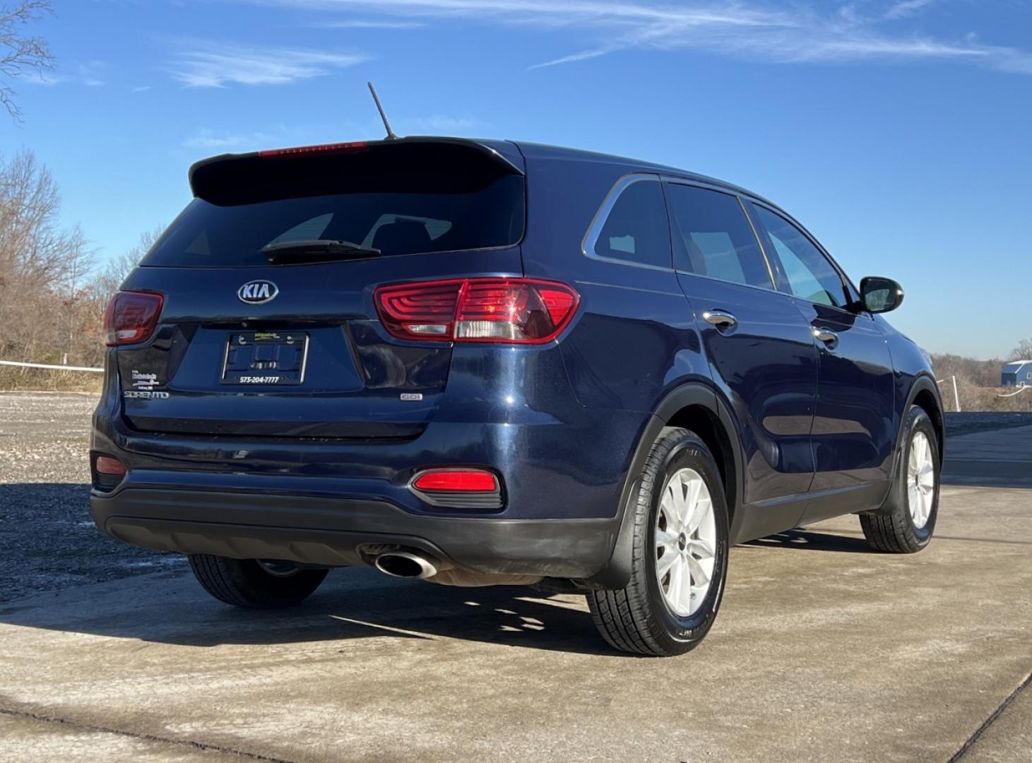 2019 NAVY /Tan Cloth KIA SORENTO LX (5XYPG4A34KG) with an 2.4L 4 Cyl. engine, Automatic transmission, located at 2990 Old Orchard Rd., Jackson, MO, 63755, 37.354214, -89.612106 - 2019 Kia Sorento LX 123xxx miles Front Wheel Drive 2.4L 4 Cyl. Automatic 3rd Row Backup Camera Bluetooth Cruise Power Windows/Locks/Mirrors We have financing available and we accept trades! Fill out a credit application on our website or come by today! If you have any questions, give us a - Photo#6