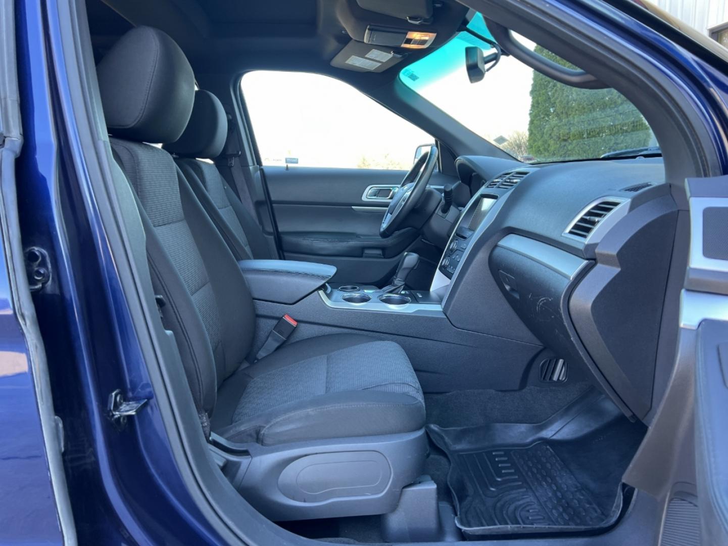 2011 BLUE /Black Cloth FORD EXPLORER XLT (1FMHK7D86BG) with an 3.5L engine, Automatic transmission, located at 2990 Old Orchard Rd., Jackson, MO, 63755, 37.354214, -89.612106 - Photo#15