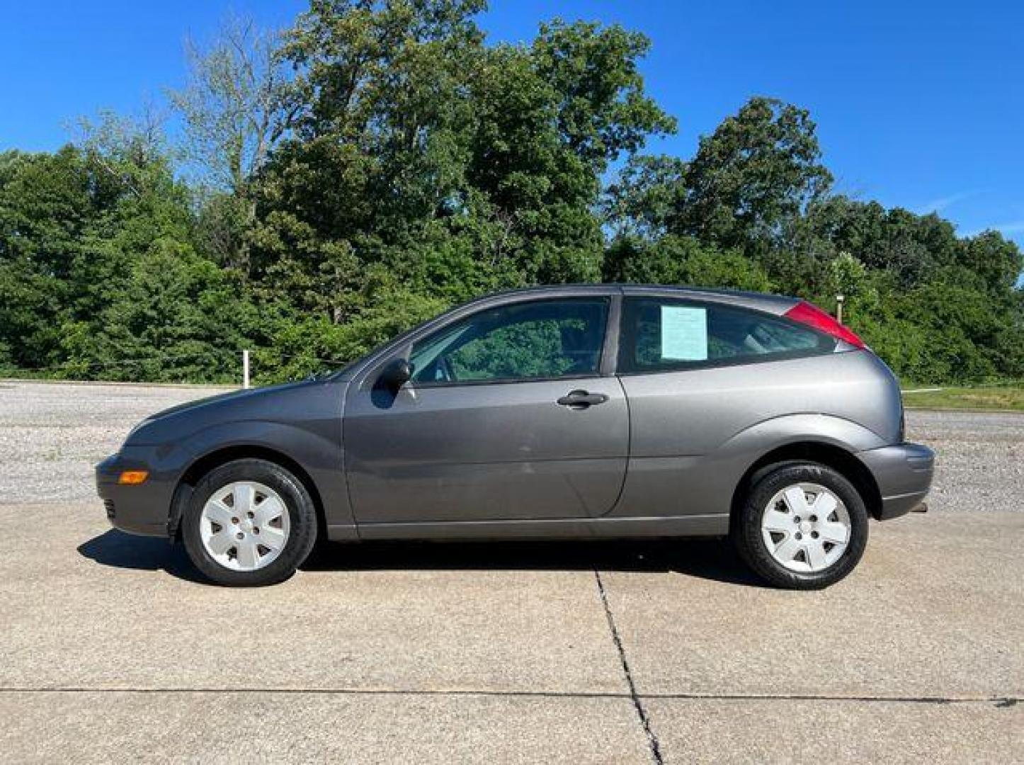 2007 GREY /Gray FORD FOCUS ZX3 (1FAFP31N37W) with an 2.0L engine, Automatic transmission, located at 2990 Old Orchard Rd., Jackson, MO, 63755, 37.354214, -89.612106 - Photo#2