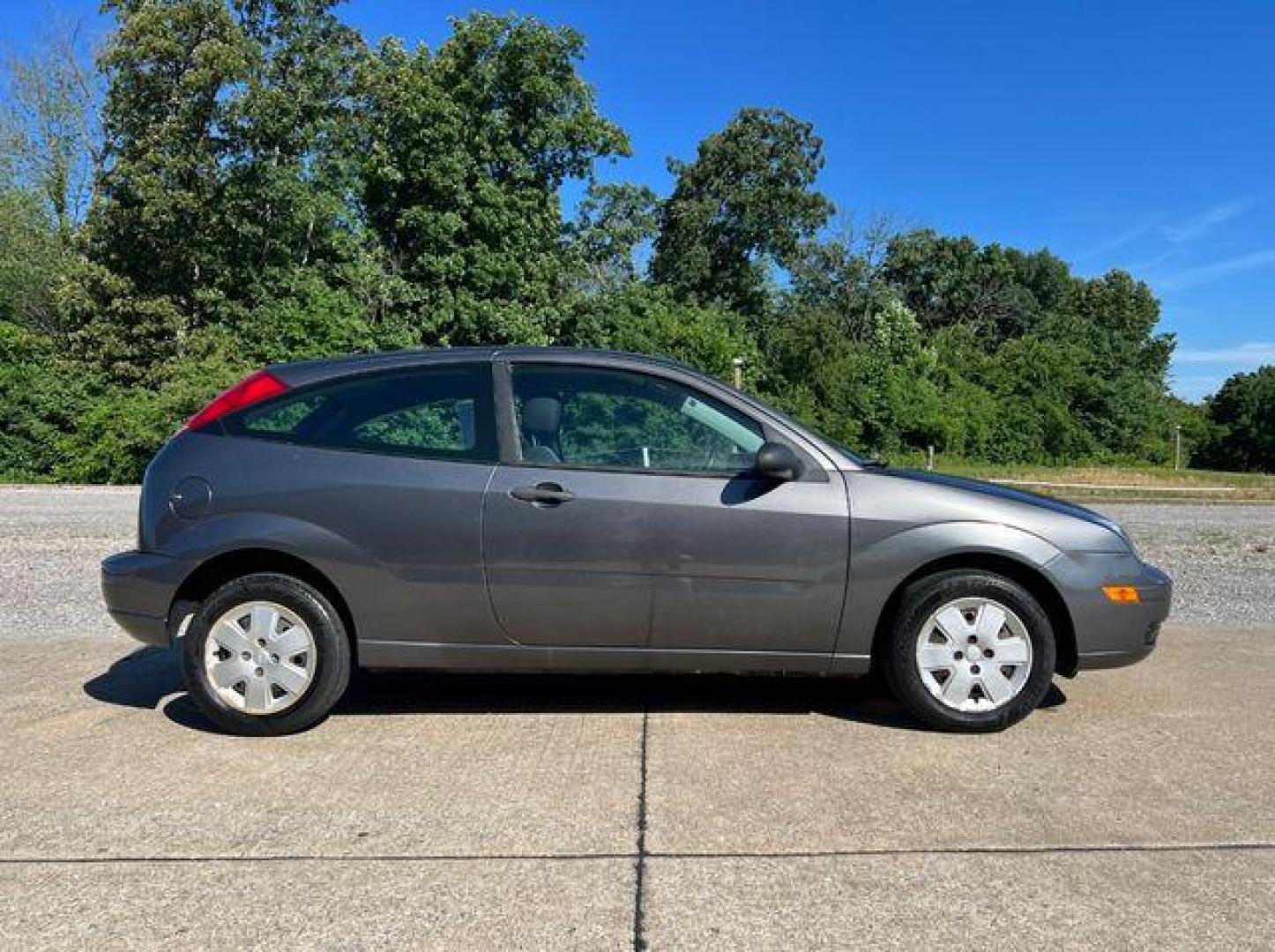 2007 GREY /Gray FORD FOCUS ZX3 (1FAFP31N37W) with an 2.0L engine, Automatic transmission, located at 2990 Old Orchard Rd., Jackson, MO, 63755, 37.354214, -89.612106 - Photo#3