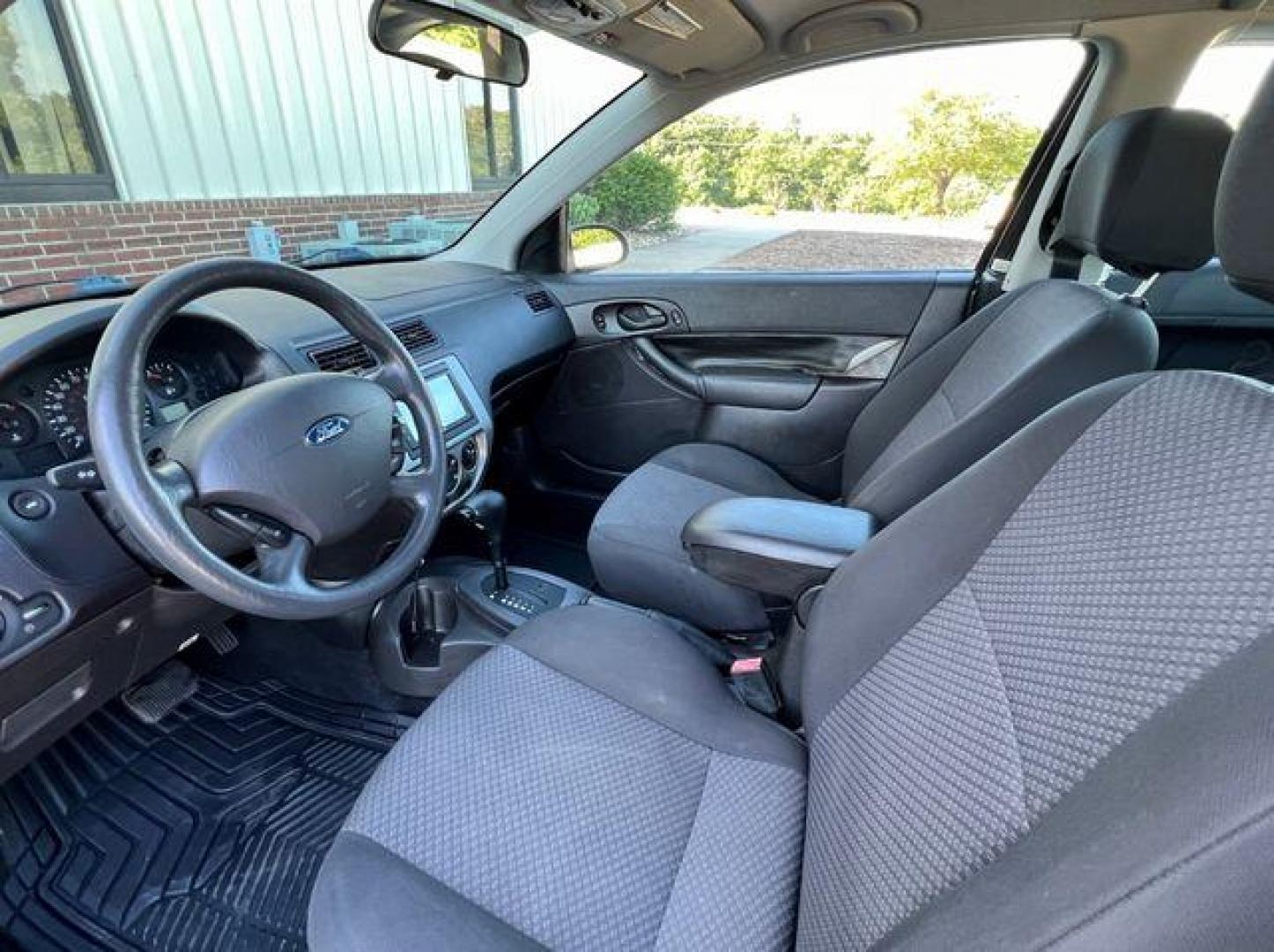 2007 GREY /Gray FORD FOCUS ZX3 (1FAFP31N37W) with an 2.0L engine, Automatic transmission, located at 2990 Old Orchard Rd., Jackson, MO, 63755, 37.354214, -89.612106 - Photo#9