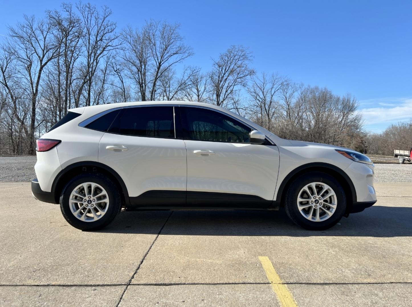 2020 WHITE /Tan Cloth FORD ESCAPE SE (1FMCU0G66LU) with an 1.5L 3 Cyl. engine, Automatic transmission, located at 2990 Old Orchard Rd., Jackson, MO, 63755, 37.354214, -89.612106 - 2020 Ford Escape SE Local 1-Owner 75xxx miles Front Wheel Drive 1.5L 3 Cyl. Automatic Navigation Backup Camera Heated Seats Power Driver Seat Bluetooth Cruise Power Windows/Locks/Mirrors We have financing available and we accept trades! Fill out a credit application on our website or co - Photo#8