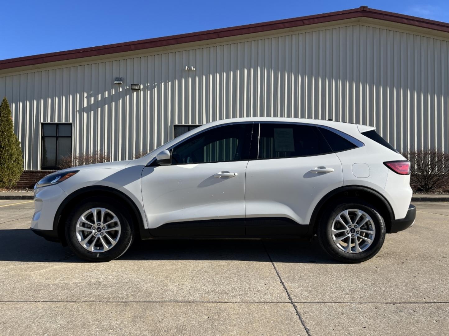 2020 WHITE /Tan Cloth FORD ESCAPE SE (1FMCU0G66LU) with an 1.5L 3 Cyl. engine, Automatic transmission, located at 2990 Old Orchard Rd., Jackson, MO, 63755, 37.354214, -89.612106 - 2020 Ford Escape SE Local 1-Owner 75xxx miles Front Wheel Drive 1.5L 3 Cyl. Automatic Navigation Backup Camera Heated Seats Power Driver Seat Bluetooth Cruise Power Windows/Locks/Mirrors We have financing available and we accept trades! Fill out a credit application on our website or co - Photo#7