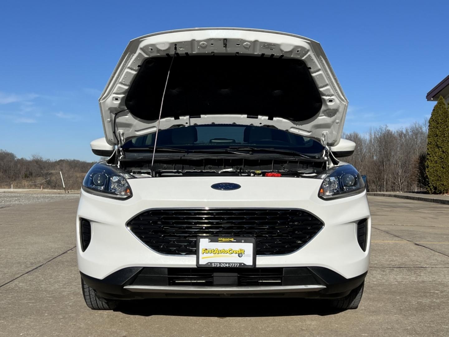 2020 WHITE /Tan Cloth FORD ESCAPE SE (1FMCU0G66LU) with an 1.5L 3 Cyl. engine, Automatic transmission, located at 2990 Old Orchard Rd., Jackson, MO, 63755, 37.354214, -89.612106 - 2020 Ford Escape SE Local 1-Owner 75xxx miles Front Wheel Drive 1.5L 3 Cyl. Automatic Navigation Backup Camera Heated Seats Power Driver Seat Bluetooth Cruise Power Windows/Locks/Mirrors We have financing available and we accept trades! Fill out a credit application on our website or co - Photo#31