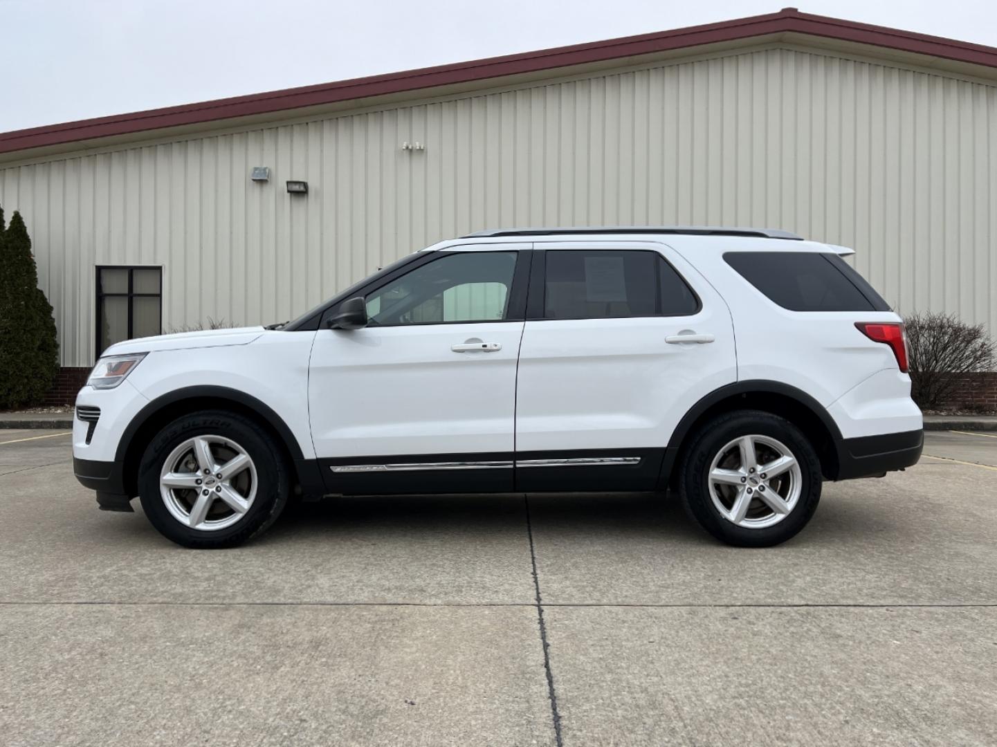 2019 WHITE /Gray Cloth FORD EXPLORER XLT (1FM5K7D86KG) with an 3.5L V6 engine, Automatic transmission, located at 2990 Old Orchard Rd., Jackson, MO, 63755, 37.354214, -89.612106 - 2019 Ford Explorer XLT 1-Owner 113xxx miles Front Wheel Drive 3.5L V6 Automatic 3rd Row Backup Camera Power Seats Bluetooth Cruise Power Windows/Locks/Mirrors We have financing available and we accept trades! Fill out a credit application on our website or come by today! If you have any - Photo#5