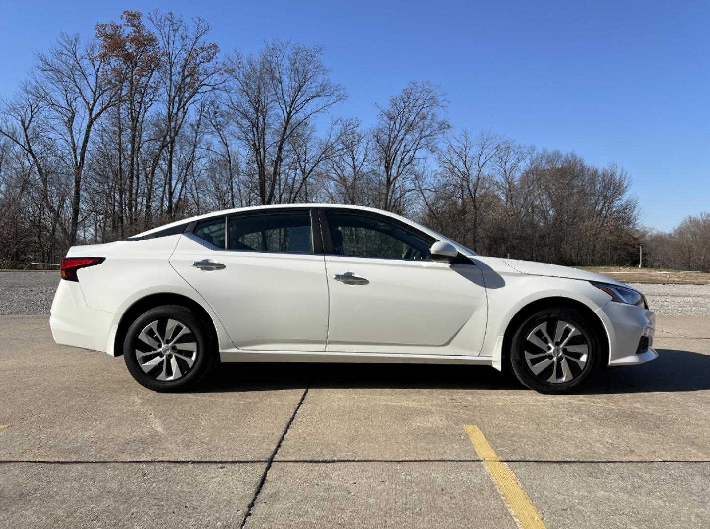 2020 WHITE /Black Cloth NISSAN ALTIMA S (1N4BL4BW4LC) with an 2.5L engine, Continuously Variable transmission, located at 2990 Old Orchard Rd., Jackson, MO, 63755, 37.354214, -89.612106 - Photo#7