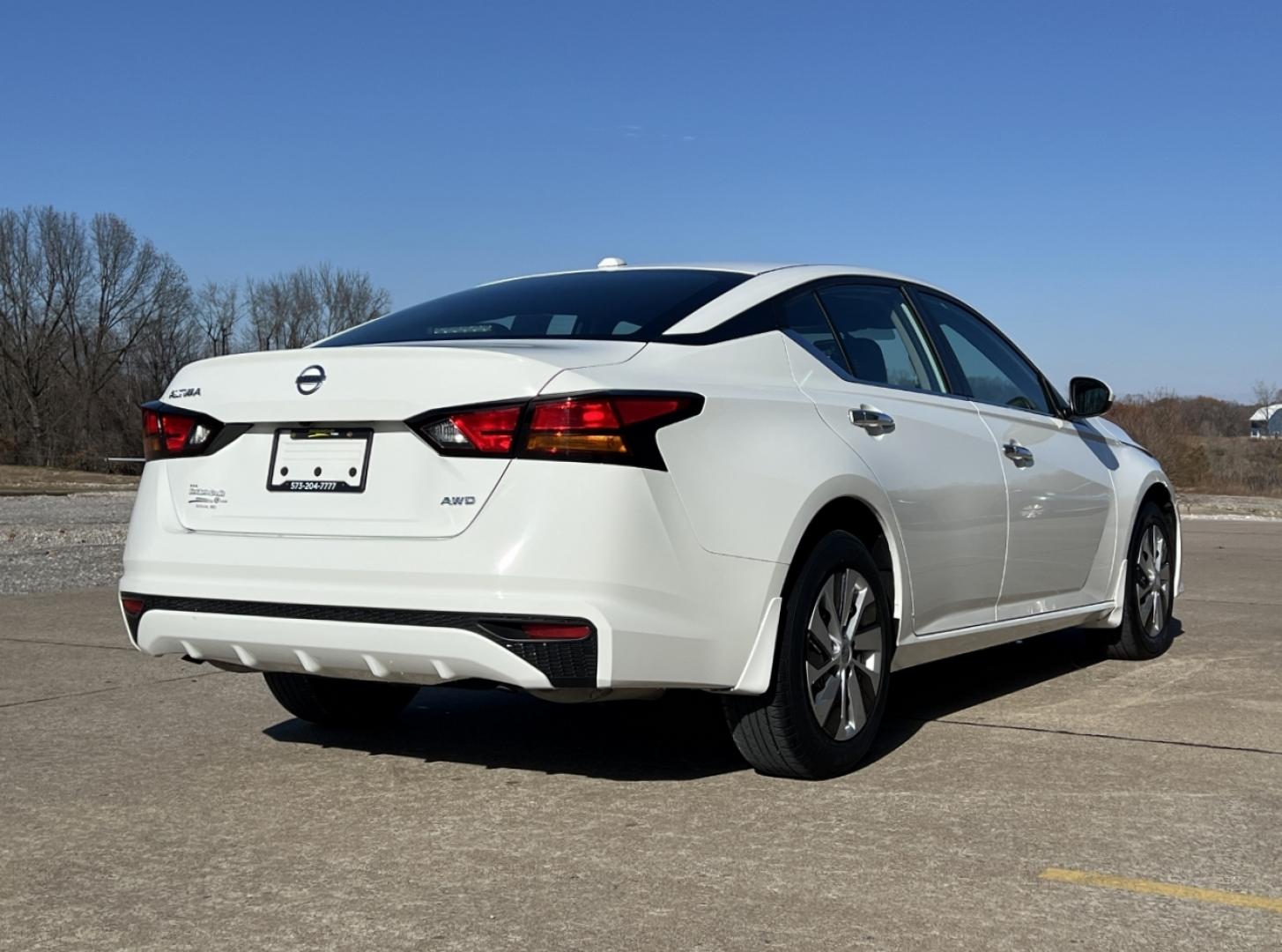 2020 WHITE /Black Cloth NISSAN ALTIMA S (1N4BL4BW4LC) with an 2.5L engine, Continuously Variable transmission, located at 2990 Old Orchard Rd., Jackson, MO, 63755, 37.354214, -89.612106 - Photo#8