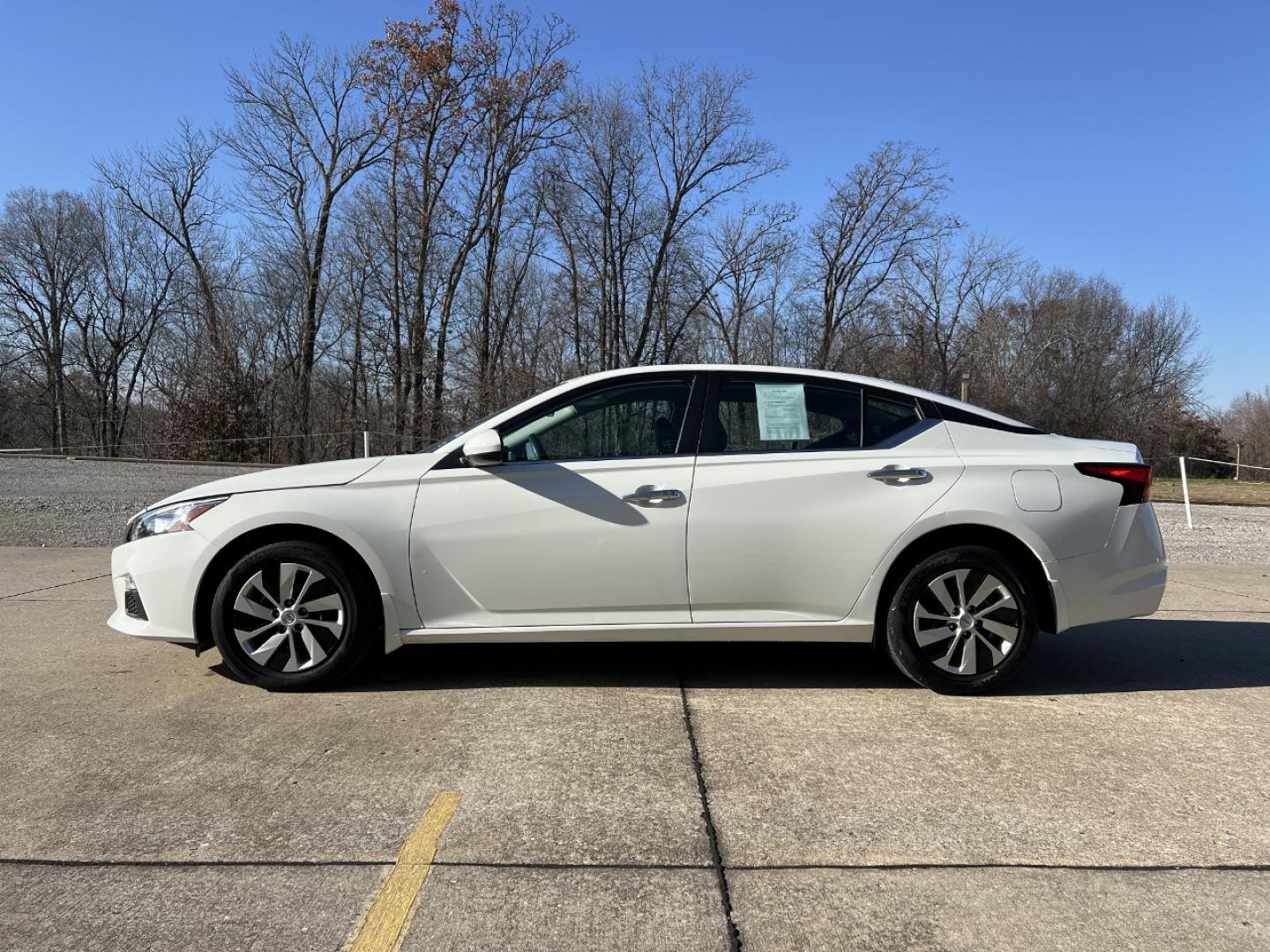 2020 WHITE /Black Cloth NISSAN ALTIMA S (1N4BL4BW4LC) with an 2.5L engine, Continuously Variable transmission, located at 2990 Old Orchard Rd., Jackson, MO, 63755, 37.354214, -89.612106 - Photo#6