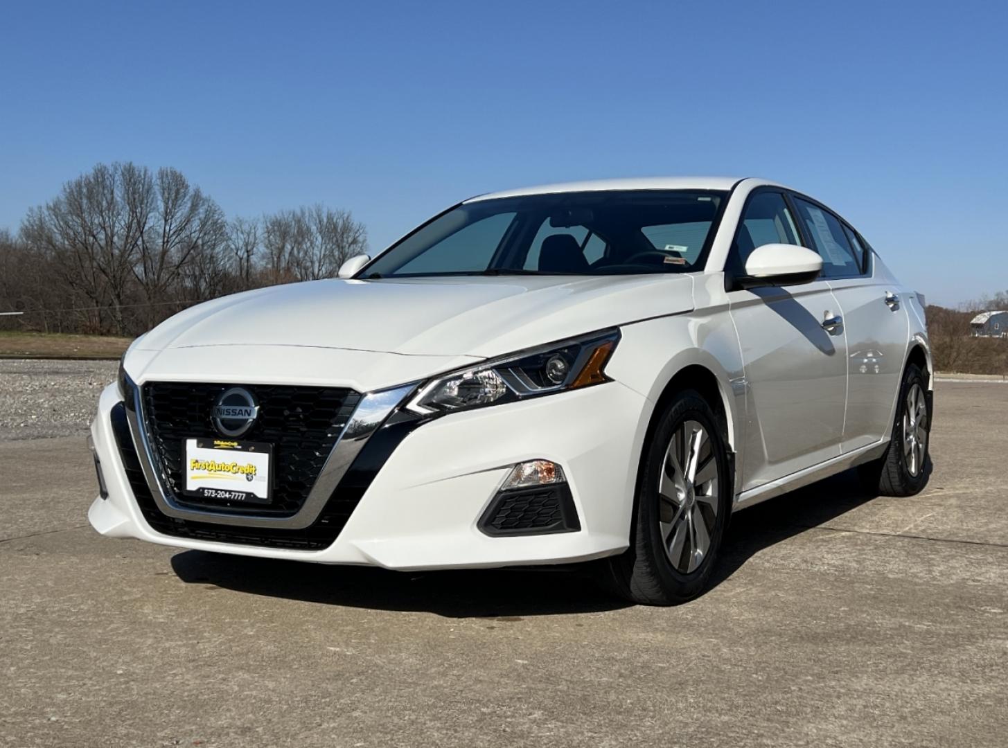 2020 WHITE /Black Cloth NISSAN ALTIMA S (1N4BL4BW4LC) with an 2.5L engine, Continuously Variable transmission, located at 2990 Old Orchard Rd., Jackson, MO, 63755, 37.354214, -89.612106 - Photo#5