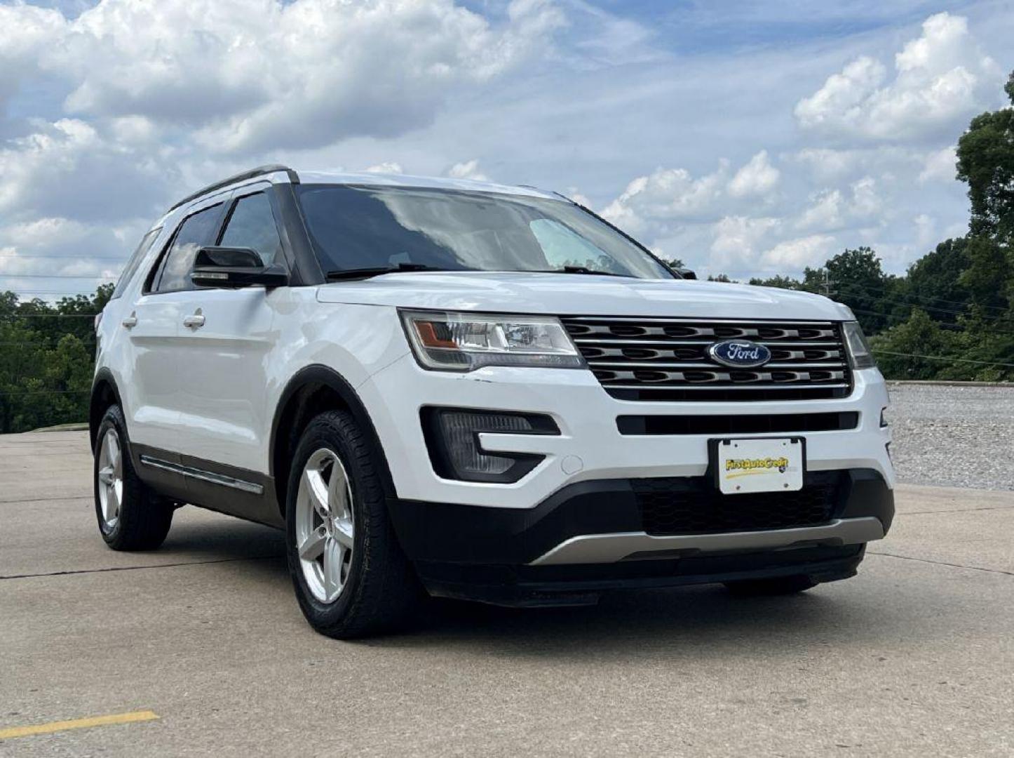 2017 WHITE FORD EXPLORER XLT (1FM5K8D8XHG) with an 3.5L engine, Automatic transmission, located at 2990 Old Orchard Rd., Jackson, MO, 63755, 37.354214, -89.612106 - Photo#0