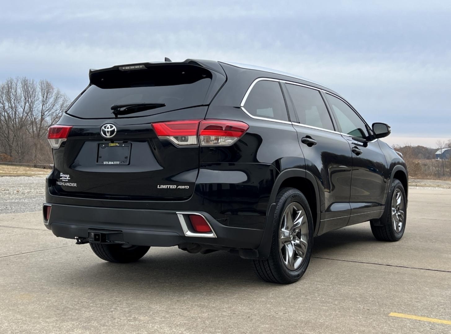 2017 BLACK /Tan Leather TOYOTA HIGHLANDER LIMITED (5TDDZRFH3HS) with an 3.5L engine, Automatic transmission, located at 2990 Old Orchard Rd., Jackson, MO, 63755, 37.354214, -89.612106 - Photo#13