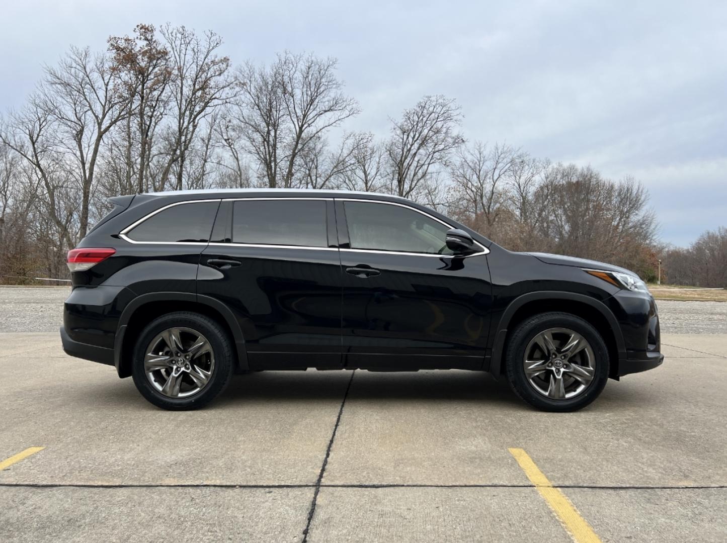 2017 BLACK /Tan Leather TOYOTA HIGHLANDER LIMITED (5TDDZRFH3HS) with an 3.5L engine, Automatic transmission, located at 2990 Old Orchard Rd., Jackson, MO, 63755, 37.354214, -89.612106 - Photo#12