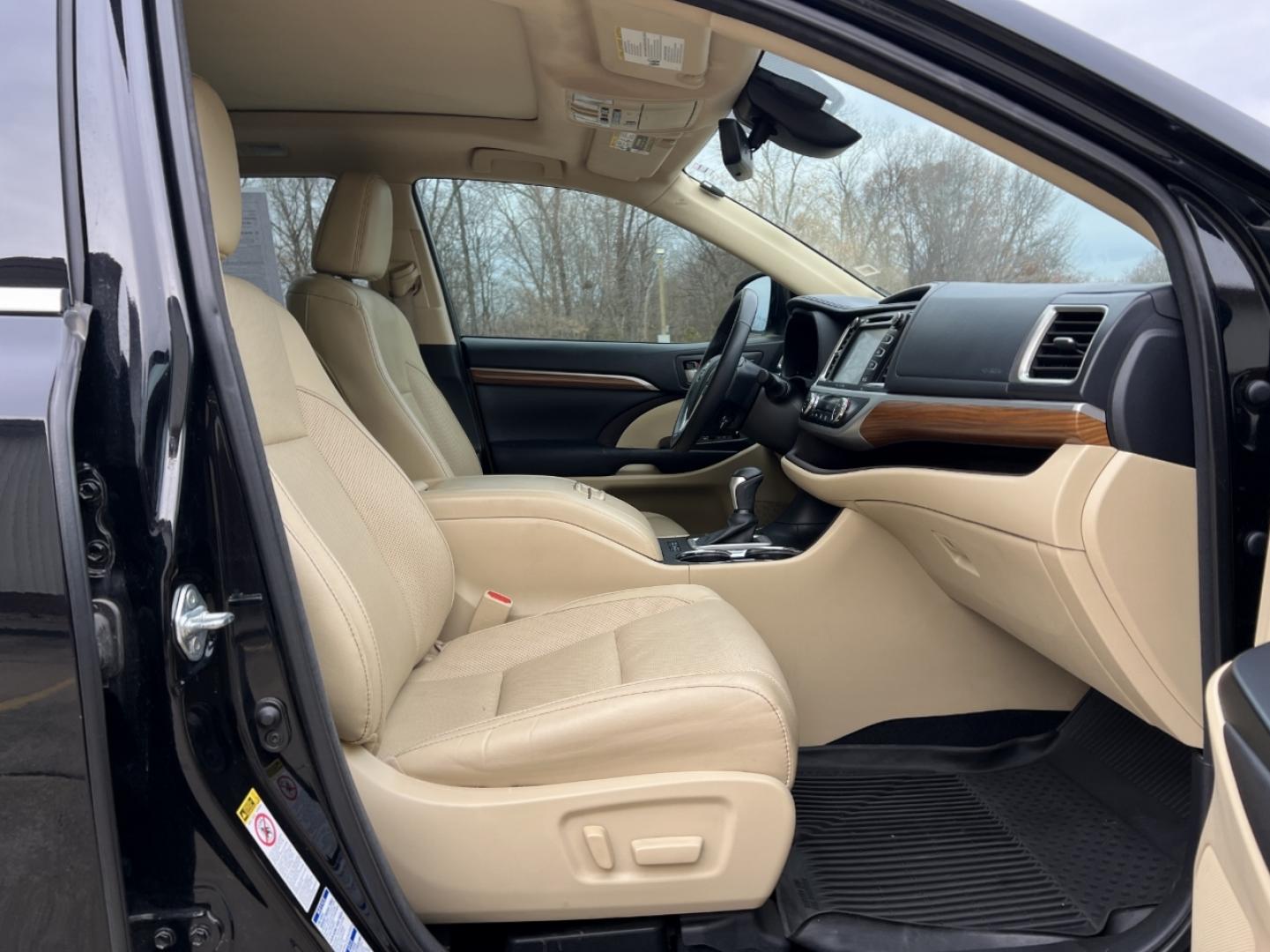 2017 BLACK /Tan Leather TOYOTA HIGHLANDER LIMITED (5TDDZRFH3HS) with an 3.5L engine, Automatic transmission, located at 2990 Old Orchard Rd., Jackson, MO, 63755, 37.354214, -89.612106 - Photo#21