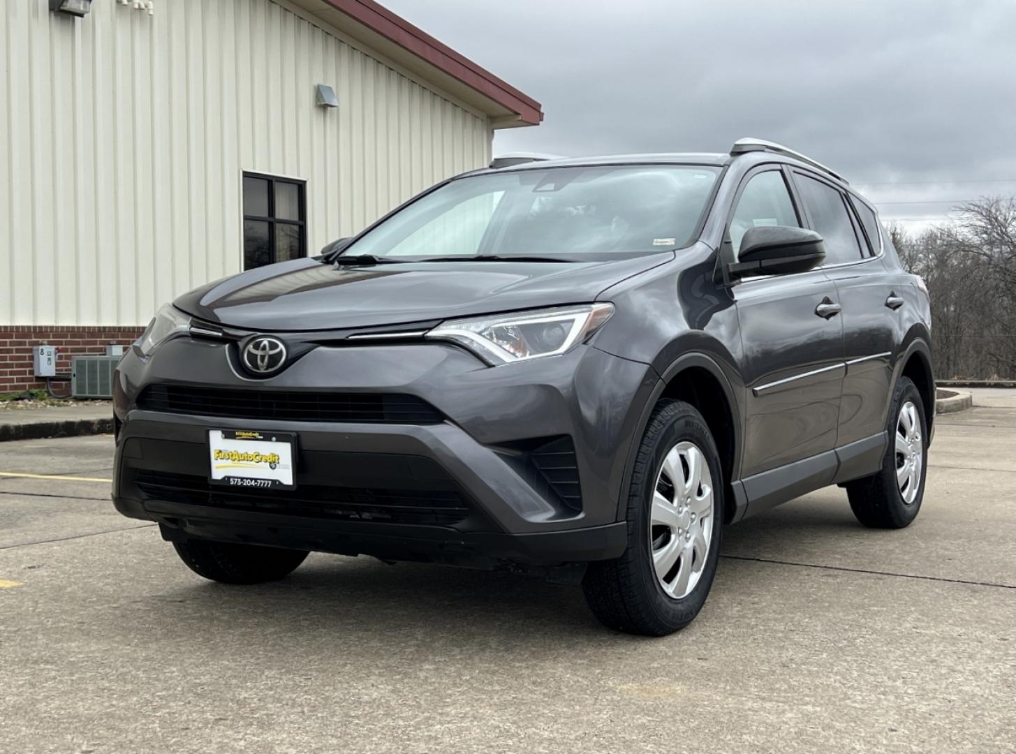 2018 GRAY /Black Cloth TOYOTA RAV4 LE (2T3ZFREV0JW) with an 2.5L engine, Automatic transmission, located at 2990 Old Orchard Rd., Jackson, MO, 63755, 37.354214, -89.612106 - Photo#3