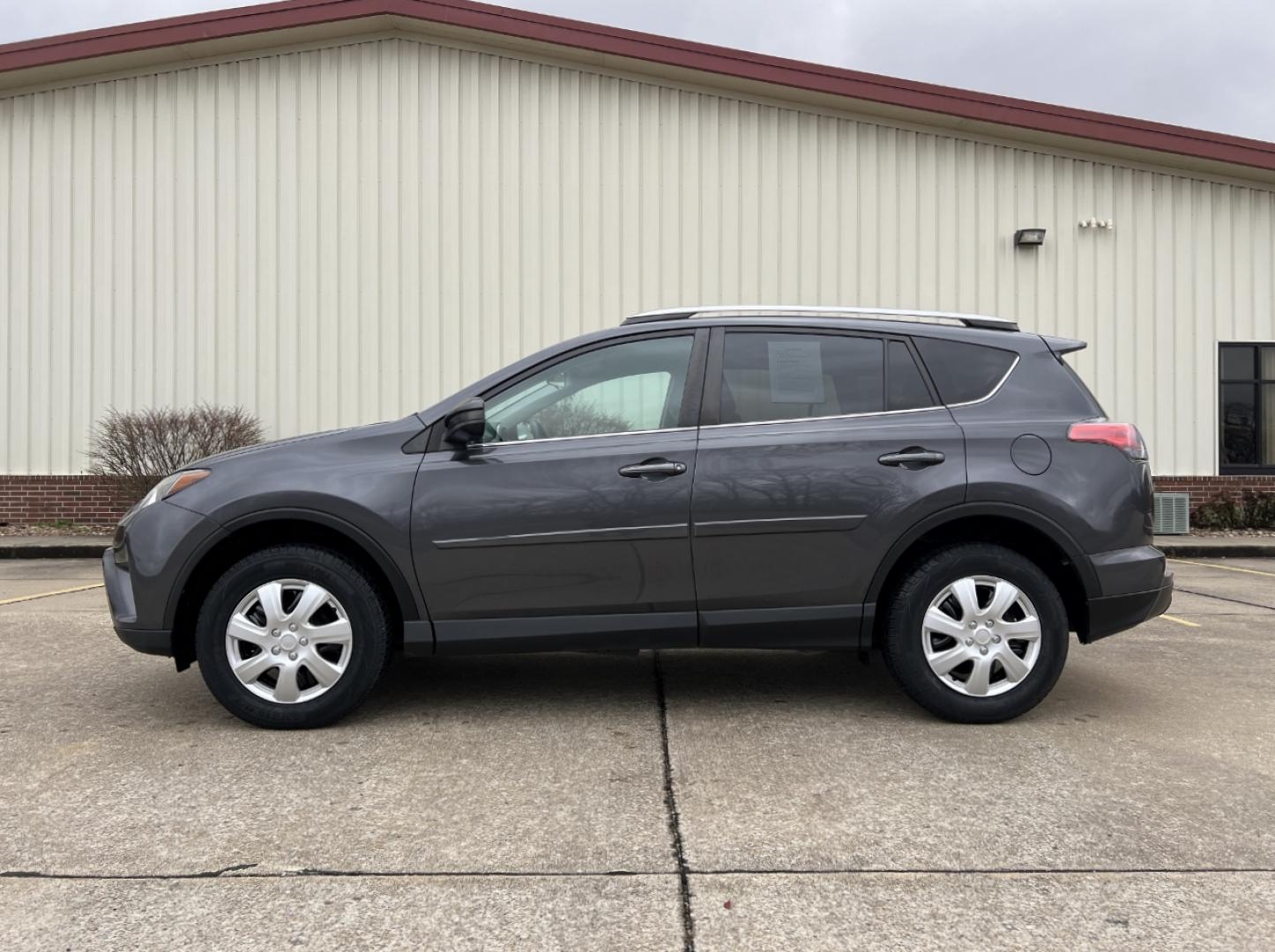 2018 GRAY /Black Cloth TOYOTA RAV4 LE (2T3ZFREV0JW) with an 2.5L engine, Automatic transmission, located at 2990 Old Orchard Rd., Jackson, MO, 63755, 37.354214, -89.612106 - Photo#4