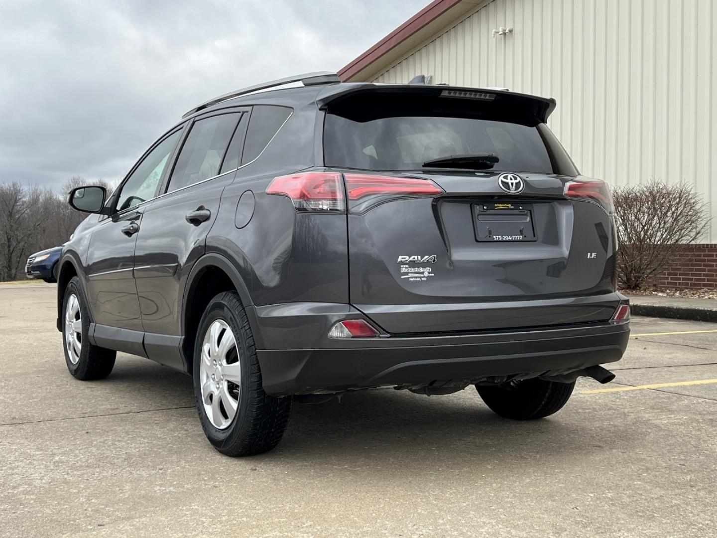 2018 GRAY /Black Cloth TOYOTA RAV4 LE (2T3ZFREV0JW) with an 2.5L engine, Automatic transmission, located at 2990 Old Orchard Rd., Jackson, MO, 63755, 37.354214, -89.612106 - Photo#7