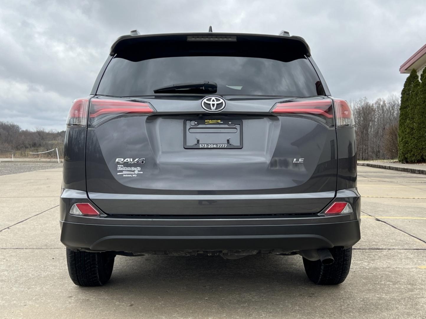 2018 GRAY /Black Cloth TOYOTA RAV4 LE (2T3ZFREV0JW) with an 2.5L engine, Automatic transmission, located at 2990 Old Orchard Rd., Jackson, MO, 63755, 37.354214, -89.612106 - Photo#8