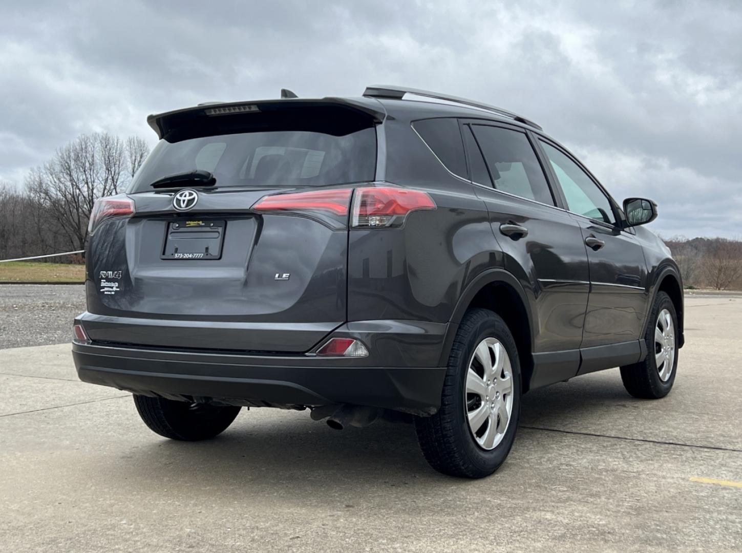 2018 GRAY /Black Cloth TOYOTA RAV4 LE (2T3ZFREV0JW) with an 2.5L engine, Automatic transmission, located at 2990 Old Orchard Rd., Jackson, MO, 63755, 37.354214, -89.612106 - Photo#6