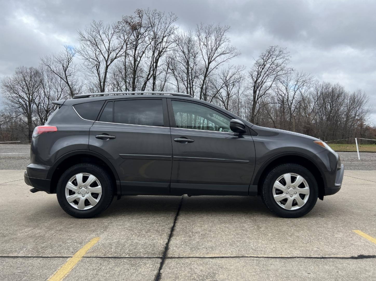 2018 GRAY /Black Cloth TOYOTA RAV4 LE (2T3ZFREV0JW) with an 2.5L engine, Automatic transmission, located at 2990 Old Orchard Rd., Jackson, MO, 63755, 37.354214, -89.612106 - Photo#5