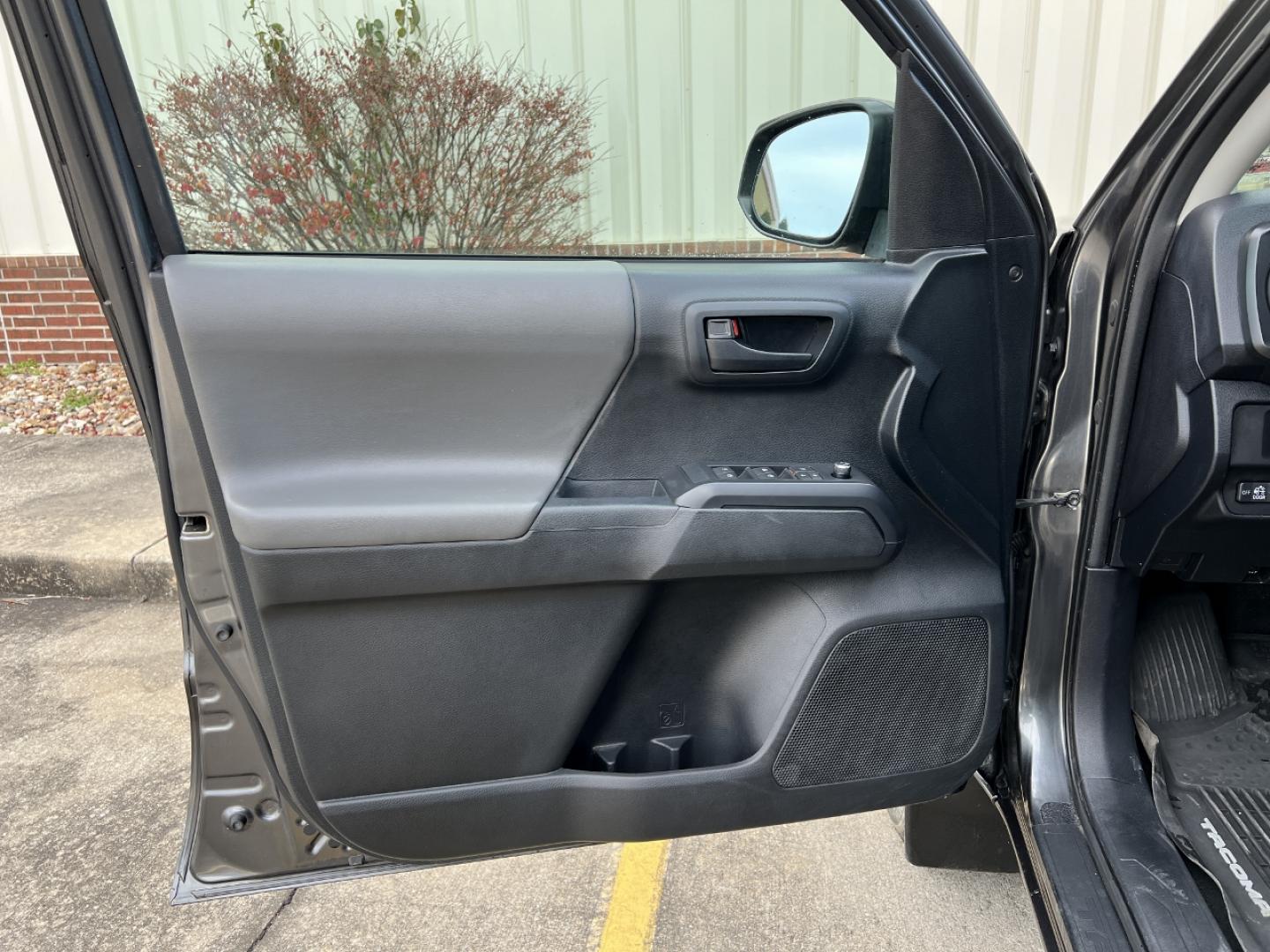 2016 GRAY /Gray Cloth TOYOTA TACOMA DOUBLE CAB (3TMCZ5AN4GM) with an 3.5L engine, Automatic transmission, located at 2990 Old Orchard Rd., Jackson, MO, 63755, 37.354214, -89.612106 - Photo#11