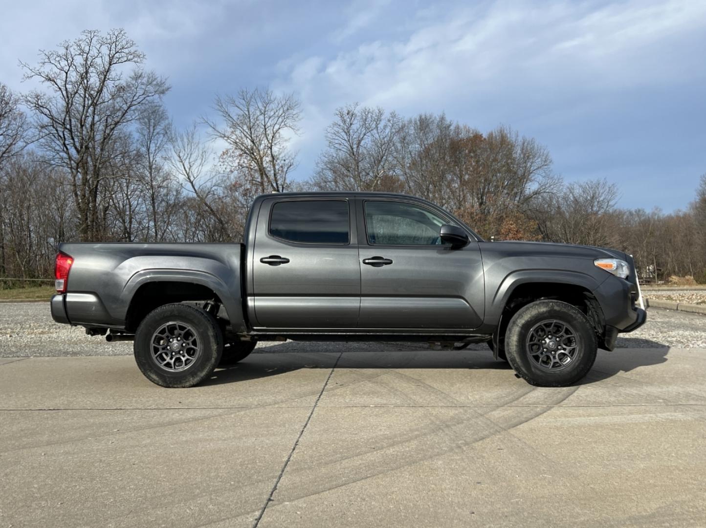 2016 GRAY /Gray Cloth TOYOTA TACOMA DOUBLE CAB (3TMCZ5AN4GM) with an 3.5L engine, Automatic transmission, located at 2990 Old Orchard Rd., Jackson, MO, 63755, 37.354214, -89.612106 - Photo#6