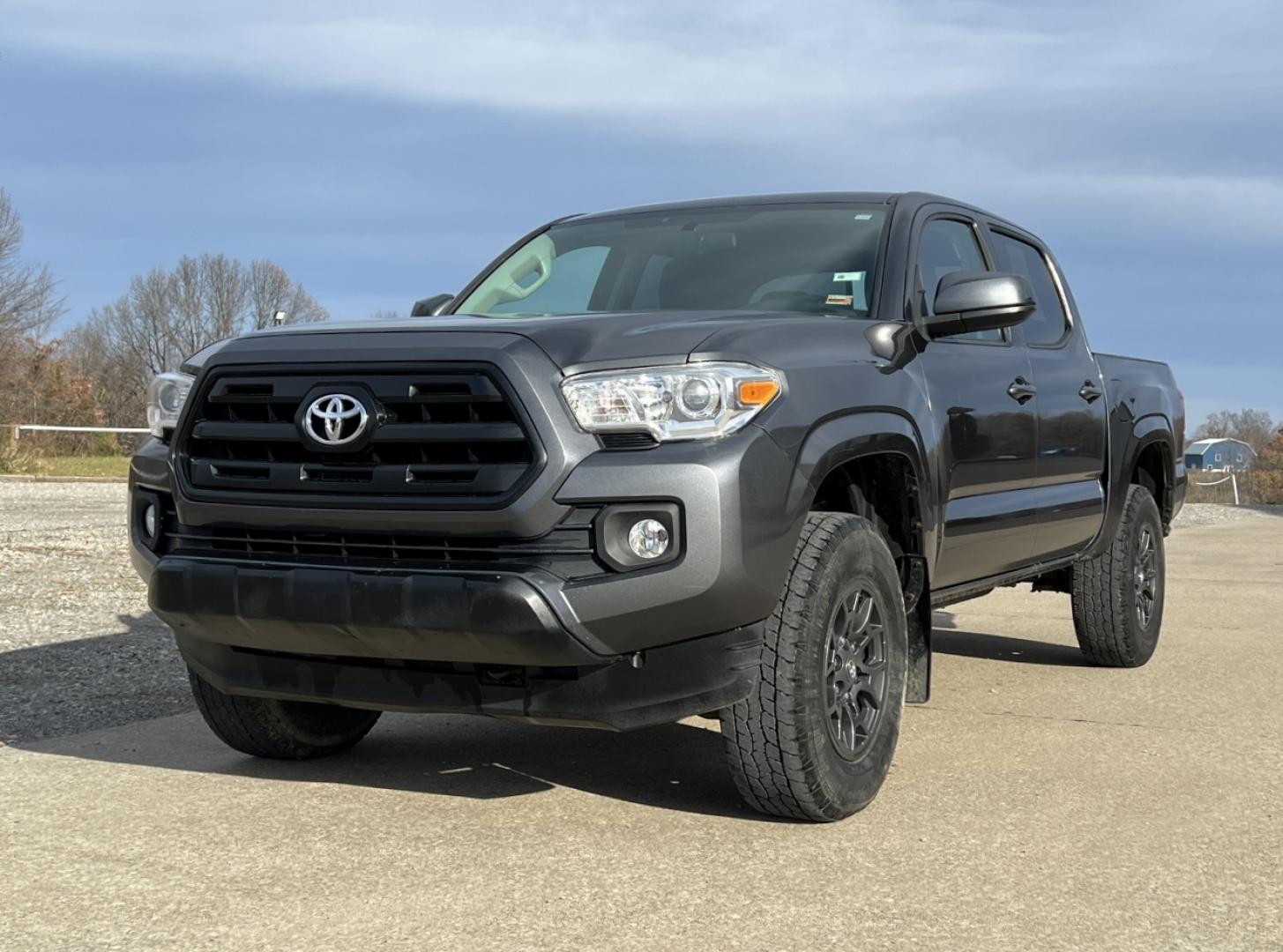 2016 GRAY /Gray Cloth TOYOTA TACOMA DOUBLE CAB (3TMCZ5AN4GM) with an 3.5L engine, Automatic transmission, located at 2990 Old Orchard Rd., Jackson, MO, 63755, 37.354214, -89.612106 - Photo#4