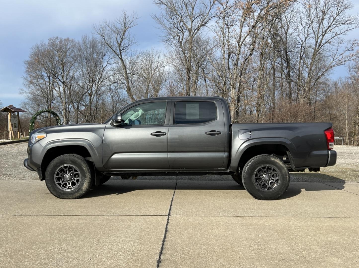 2016 GRAY /Gray Cloth TOYOTA TACOMA DOUBLE CAB (3TMCZ5AN4GM) with an 3.5L engine, Automatic transmission, located at 2990 Old Orchard Rd., Jackson, MO, 63755, 37.354214, -89.612106 - Photo#5